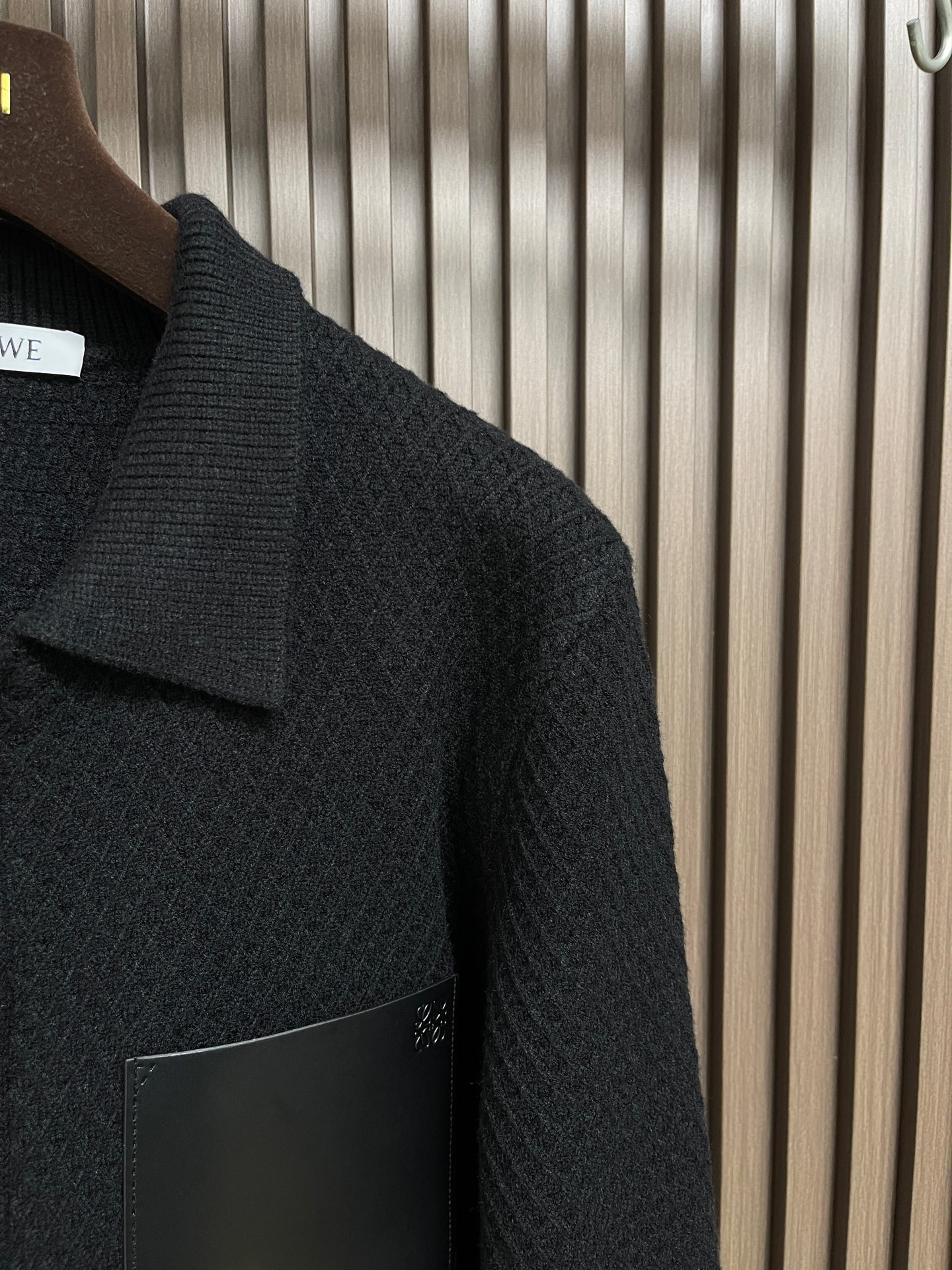 🛒🛒Loewe 2025sAnagram提花拉链针织毛衣，羊毛混纺面料．衣身低调却超有辨识度，立体纹理！
