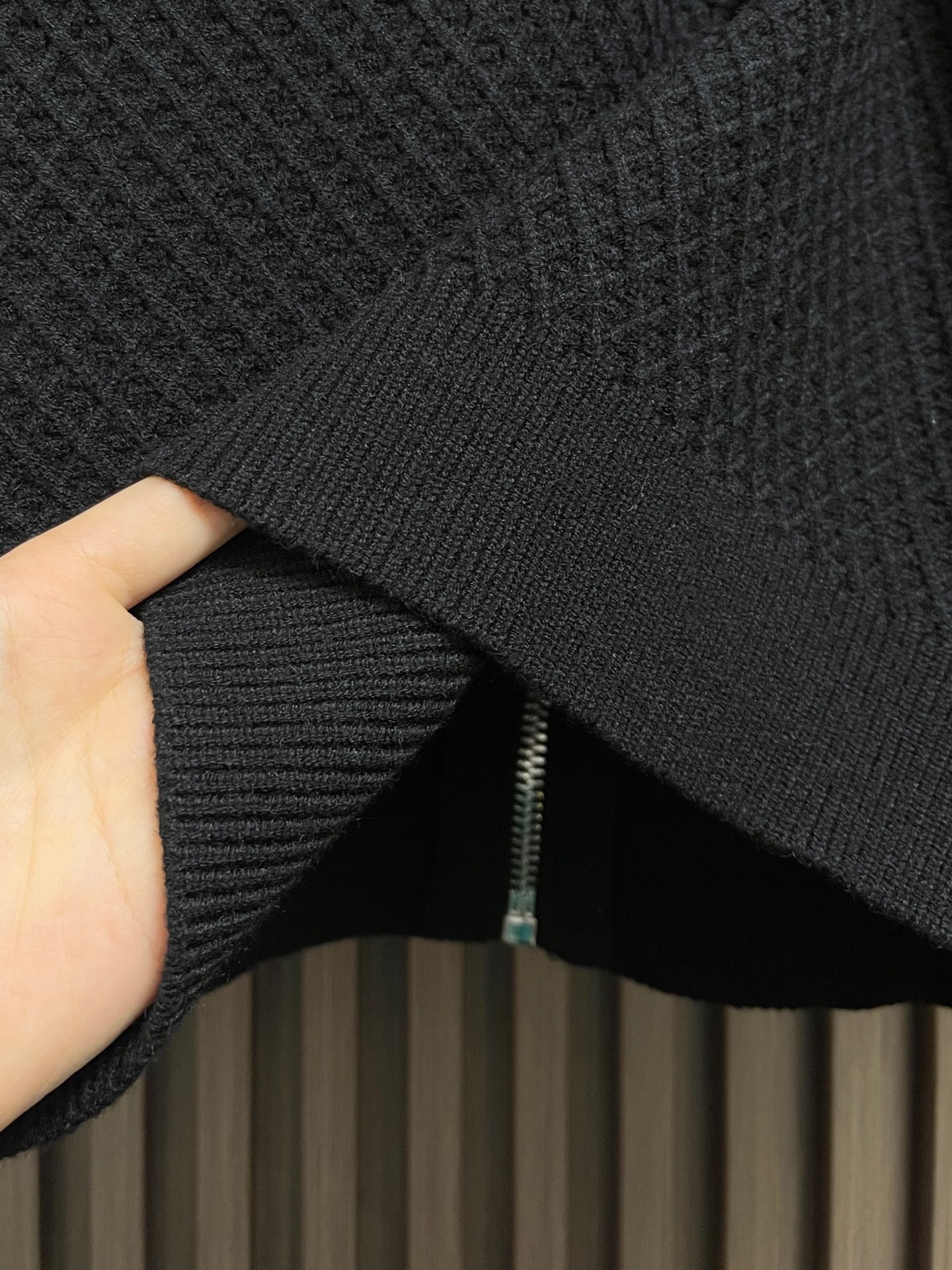 🛒🛒Loewe 2025sAnagram提花拉链针织毛衣，羊毛混纺面料．衣身低调却超有辨识度，立体纹理！