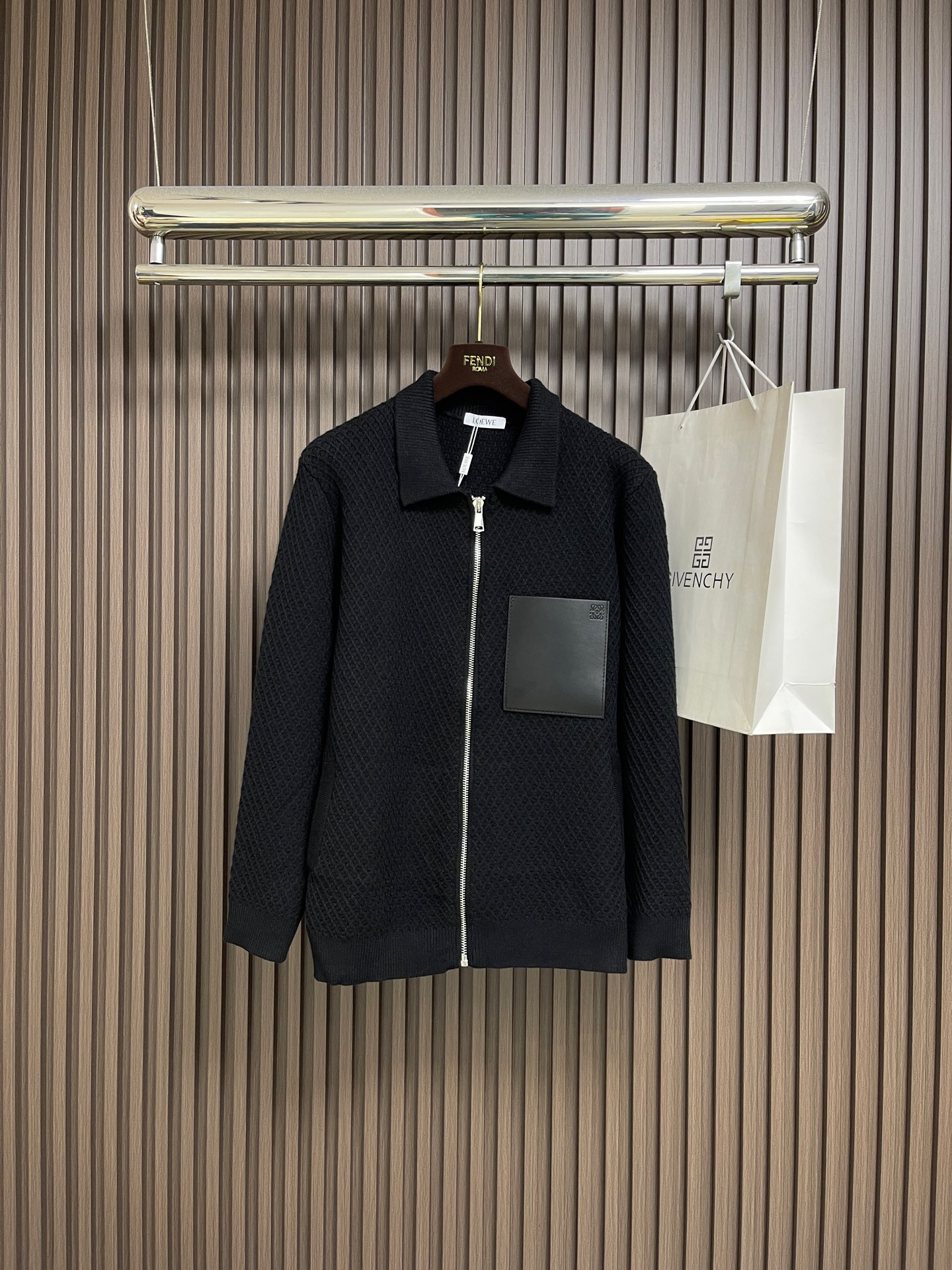 🛒🛒Loewe 2025sAnagram提花拉链针织毛衣，羊毛混纺面料．衣身低调却超有辨识度，立体纹理！