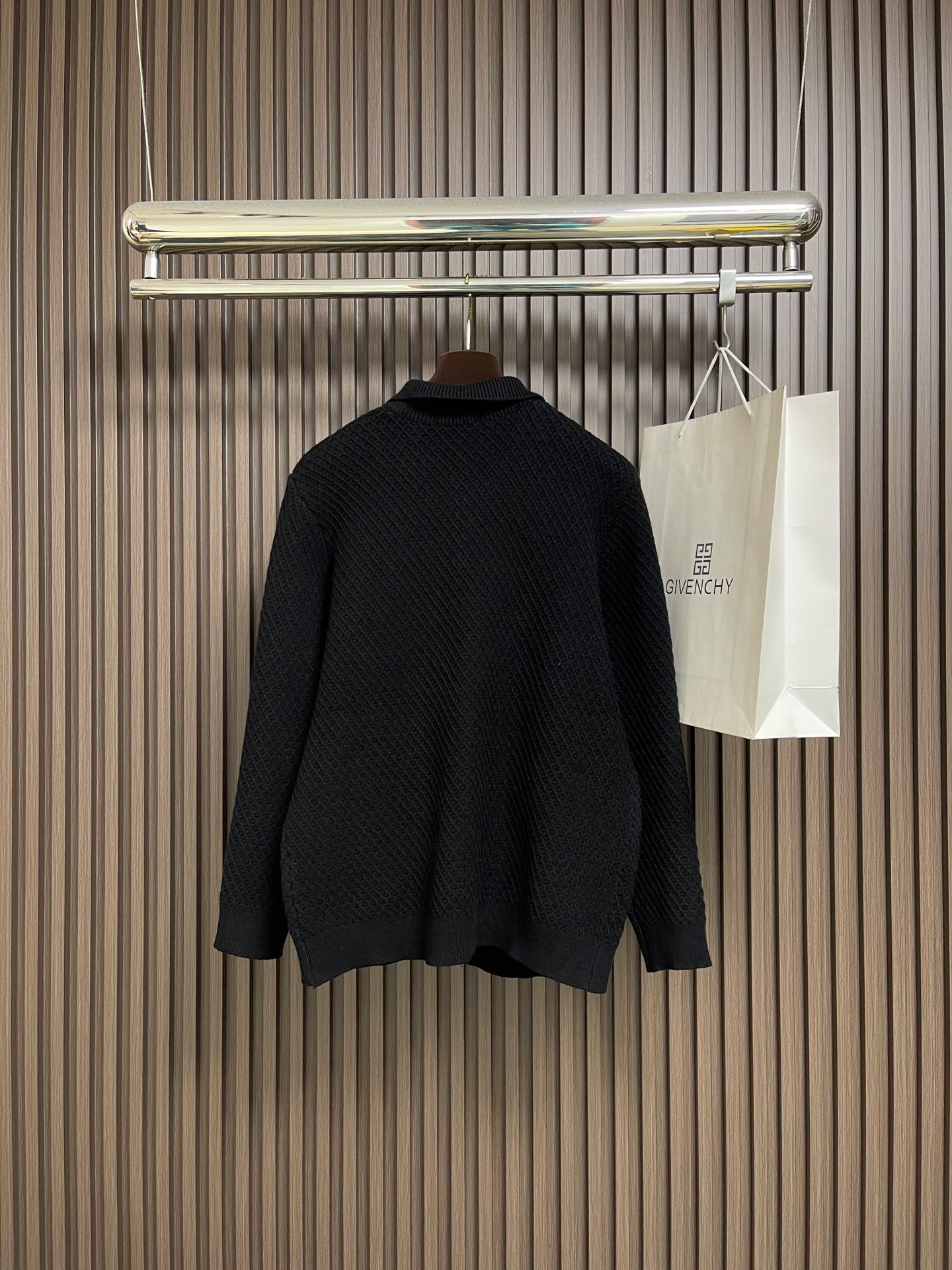 🛒🛒Loewe 2025sAnagram提花拉链针织毛衣，羊毛混纺面料．衣身低调却超有辨识度，立体纹理！