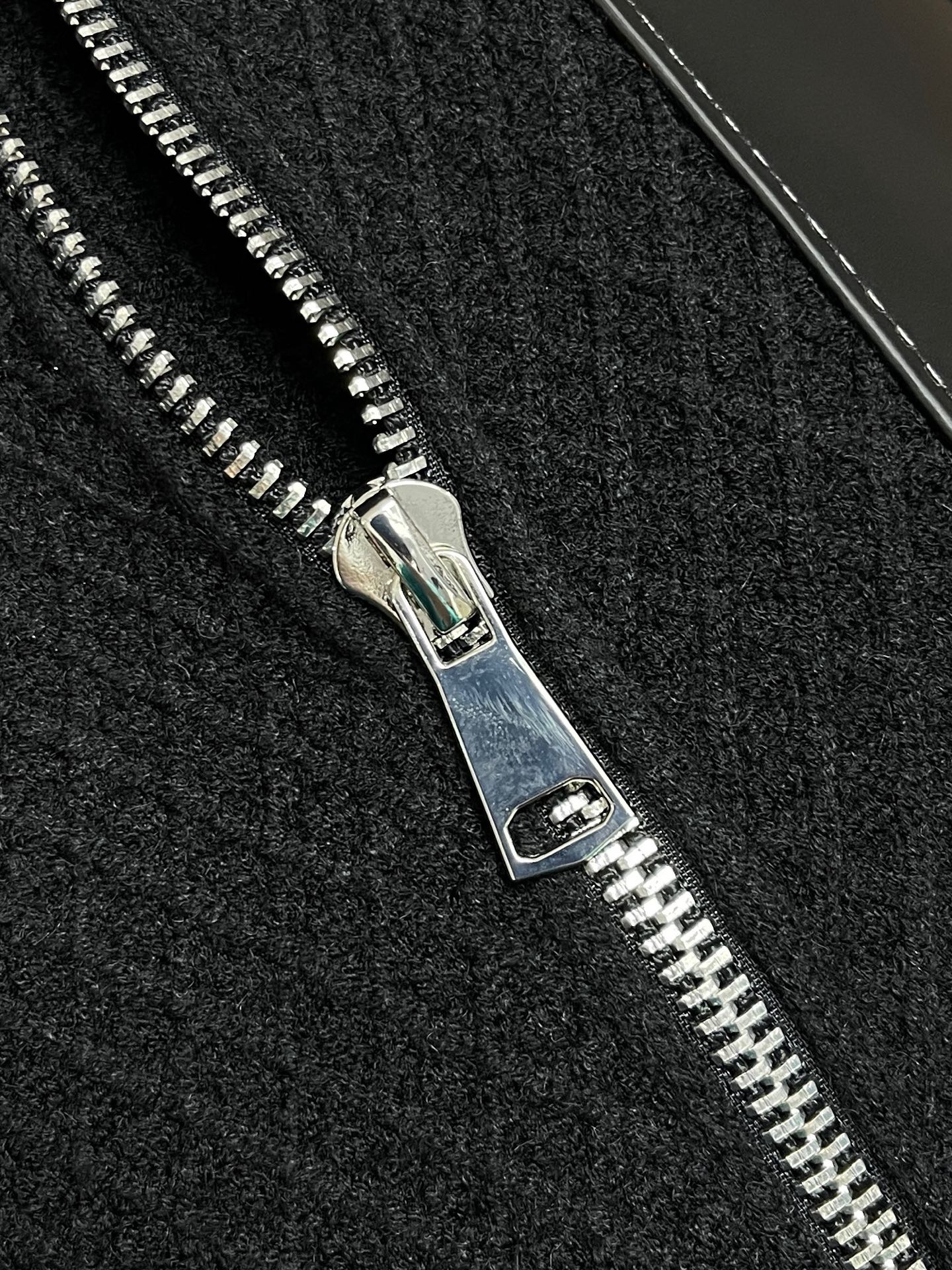 🛒🛒Loewe 2025sAnagram提花拉链针织毛衣，羊毛混纺面料．衣身低调却超有辨识度，立体纹理！