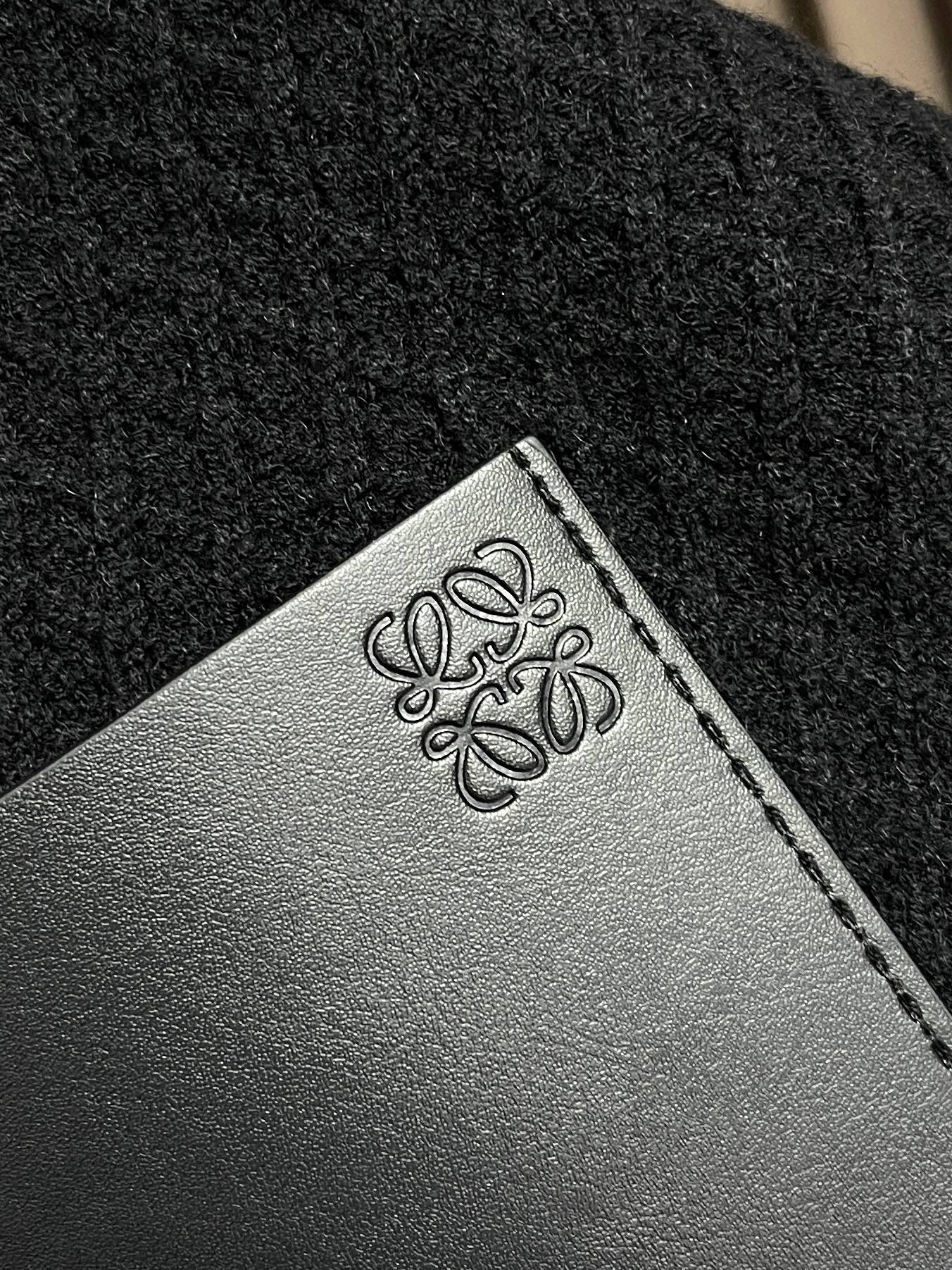 🛒🛒Loewe 2025sAnagram提花拉链针织毛衣，羊毛混纺面料．衣身低调却超有辨识度，立体纹理！