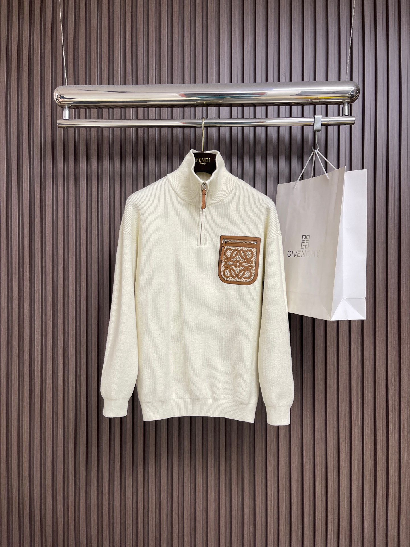 NO:654250,Loewe 2025aw new autumn and winter half-zip small turtleneck knitted sweater, a must-have for autumn and winter. It uses a thickened knitted sweater, which is exquisite, simple and elegant. The design is embellished with brand elements. There is not too much complicated craftsmanship. What is played is the fusion of design and materials. Simple European style. A versatile artifact in autumn and winter!  Size M-3XL,,loewe,sweaters,alexander wang19860909Loewe 2025aw秋冬新款半拉链小高领针织毛衣,秋冬必备款 采用针织衫加厚毛衣,精致简洁大方 品牌元素点缀设计 没有过多复杂的工艺 玩的就是设计与材质的融合 简约的欧风 秋冬季百搭神器！尺码M-3XL,,loewe,sweaters,alexander wang,Men's clothing