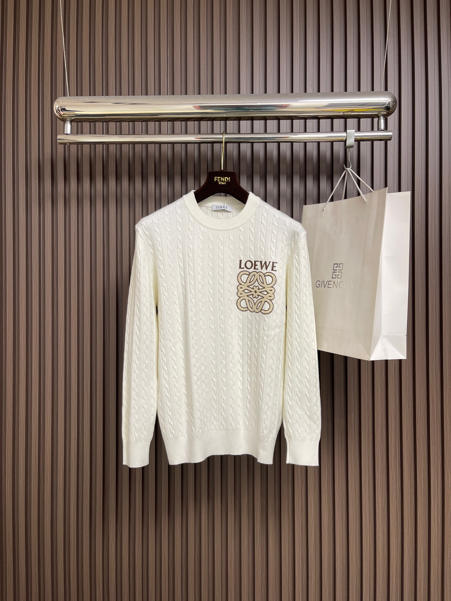 NO:654254,LOEWE 2025s new round neck pullover knitted sweater．  Made of soft wool blend, flocked and printed with Anagram pattern, it is simple and recognizable. Classic twist texture, super warm and fashionable in autumn and winter!  The loose fit makes it comfortable and not flattering on your body shape. It is very stylish when paired with jeans. It can be easily used for daily casual wear and has a perfect sense of fashion!  Size M-3XL,,loewe,jeans,sweaters,alexander wang19860909LOEWE 2025s新款圆领套头针织毛衣．采用柔软羊毛混纺,植绒印花Anagram图案,简约又有辨识度计.经典麻花纹理,秋冬穿超保暖又时髦！宽松版型,舒适不挑身材,随手搭牛仔裤很有质感～日常休闲都能轻松驾驭,时尚感满分！尺码M-3XL,,loewe,jeans,sweaters,alexander wang,Men's clothing