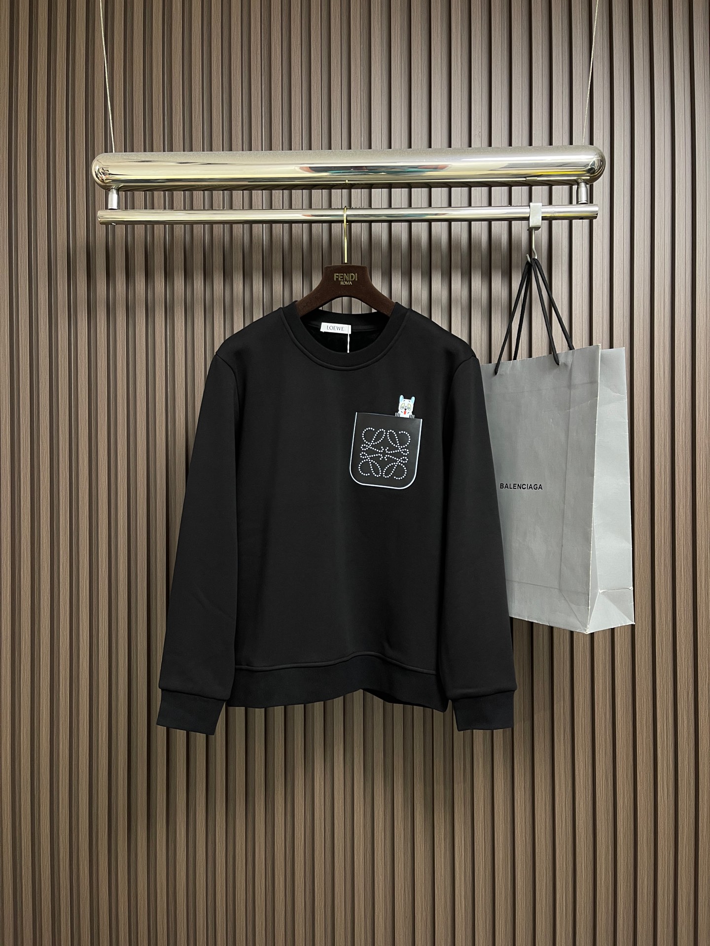 NO:654227,Loewe 2025s new black round neck plus velvet round neck sweatshirt, leather Anagram pocket on the chest + laser craft brand logo.  The brand is highly recognizable!  The high-weight pure cotton material is soft and comfortable, and the velvet lining makes it even warmer!  The loose fit is super versatile, and the ribbed design on the cuffs and hem is more durable. Casual yet detailed, a must-have for daily wear in autumn and winter. Sizes M-3XL, loewe, hoodie, sweatshirts, alexander wang19860909Loewe 2025s新品黑色圆领加绒款圆领卫衣,胸前皮质Anagram口袋＋雷射工艺品牌logo标识．品牌辨识度超高！高克重纯棉材质柔软舒适,内里加绒更加温暖！宽松版型超百搭,袖口和下摆罗纹设计更耐穿.休闲又有细节感,秋冬日常穿搭必备.尺码M-3XL,,loewe,hoodie,sweatshirts,alexander wang,Men's clothing