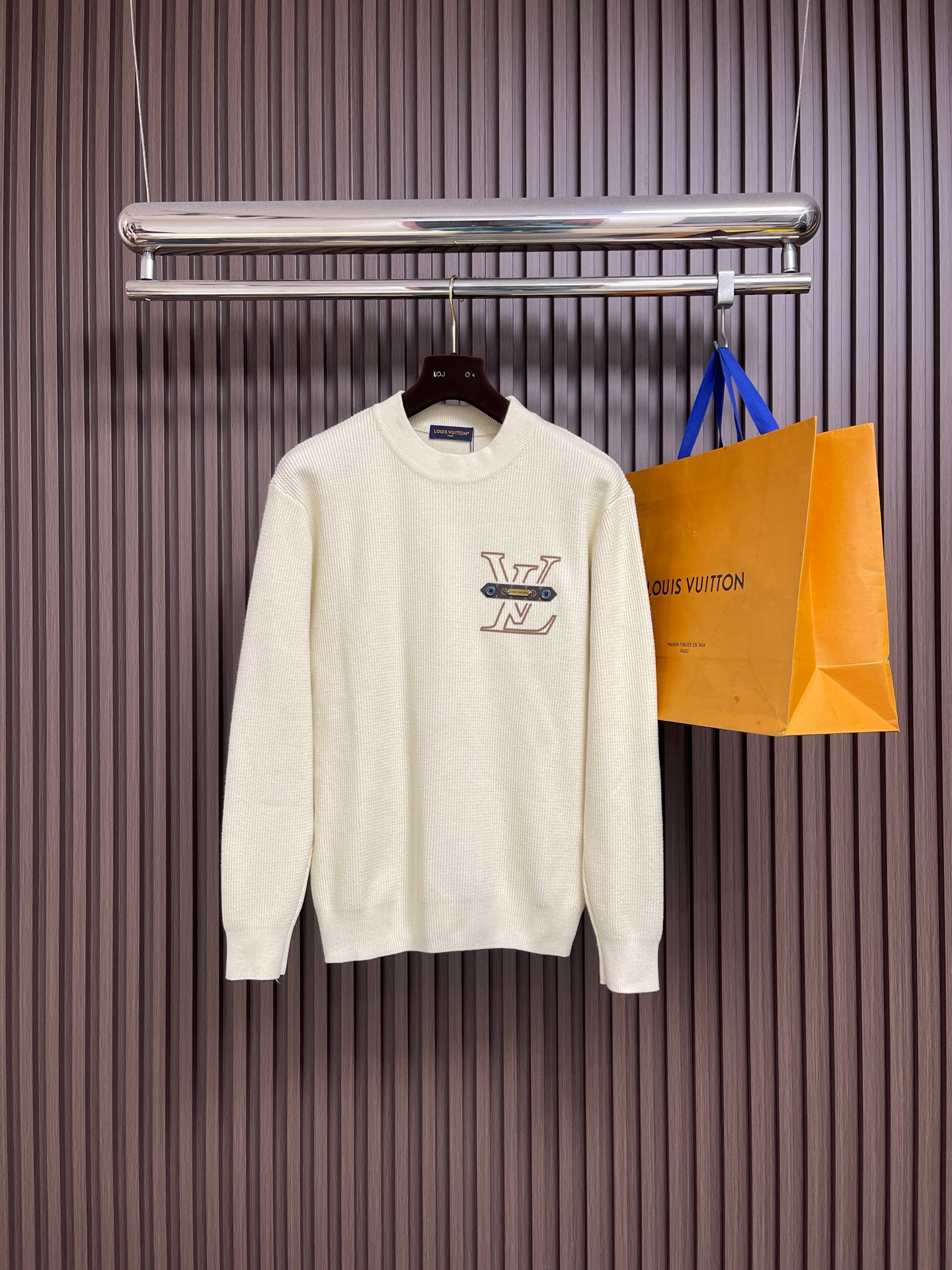 NO:654246,LV 2025ss new leather-printed crew-neck knitted sweater. This comfortable crew-neck sweater is knitted with thick sheep wool blended yarn, which is extra soft to the touch. The contrasting LV logo is directly integrated into the knitted fabric with leather-printed technology. The classic configuration can be easily matched with daily looks. Sizes M-3XL, louis vuitton, sweaters, alexander wang19860909LV 2025ss新款拼皮印花圆领针织毛衣,这款舒适圆领衫采用厚实绵羊毛混纺纱线织就,触感格外柔软.撞色 LV 标识以拼皮印花工艺直接融入针织面料中,经典构型可轻松搭配日常造型.尺码M-3XL,,louis vuitton,sweaters,alexander wang,Men's clothing