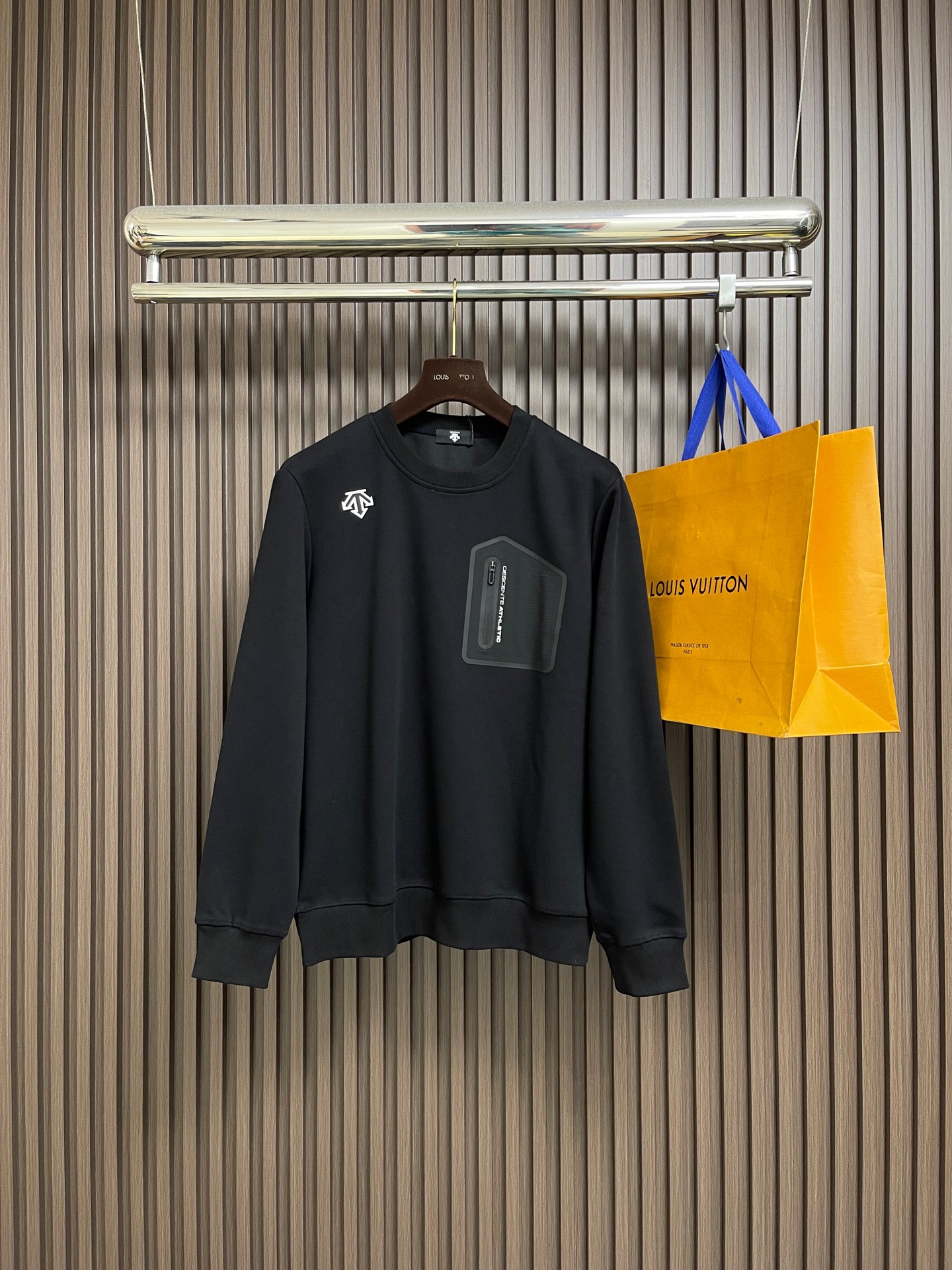 NO:681698,Tops and pants Descente's new classic couple style round neck sweatshirt and sweatpants suit for autumn and winter. The fabric is made of composite velvet fabric with a smooth surface and a very stylish upper body. It has a moderate thickness and an elastic drawstring waist. The drawstring is hidden on the inside. It is beautiful and practical and can be matched with shoes at will. The quality is very good. Sizes M-3XL, hoodie, sweatshirts,19860909上衣 裤子 Descente 迪桑特秋冬季新款经典情侣款圆领卫衣卫裤套装,面料采用复合绒面料,表面光洁,上身非常有型.厚度适中,松紧抽绳腰,抽绳隐藏在内侧,美观实用,可随意搭配鞋子,品质感非常好.尺码M-3XL,,hoodie,sweatshirts,,Men's clothing