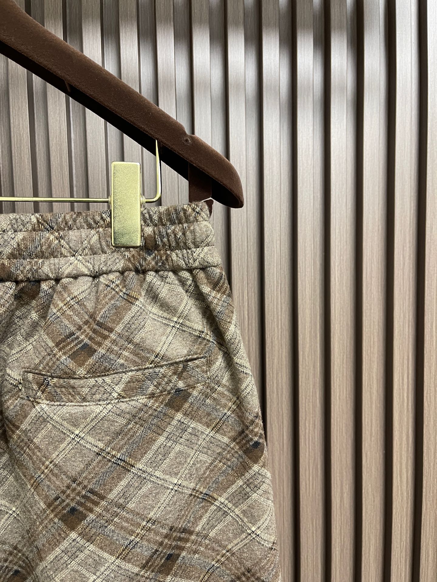 🛒🛒BV 加厚加绒定制暖棕色格调格仔裤，BV匠心打造的加厚加绒格仔裤，把冬日温暖与意式优雅缝进每一道细节