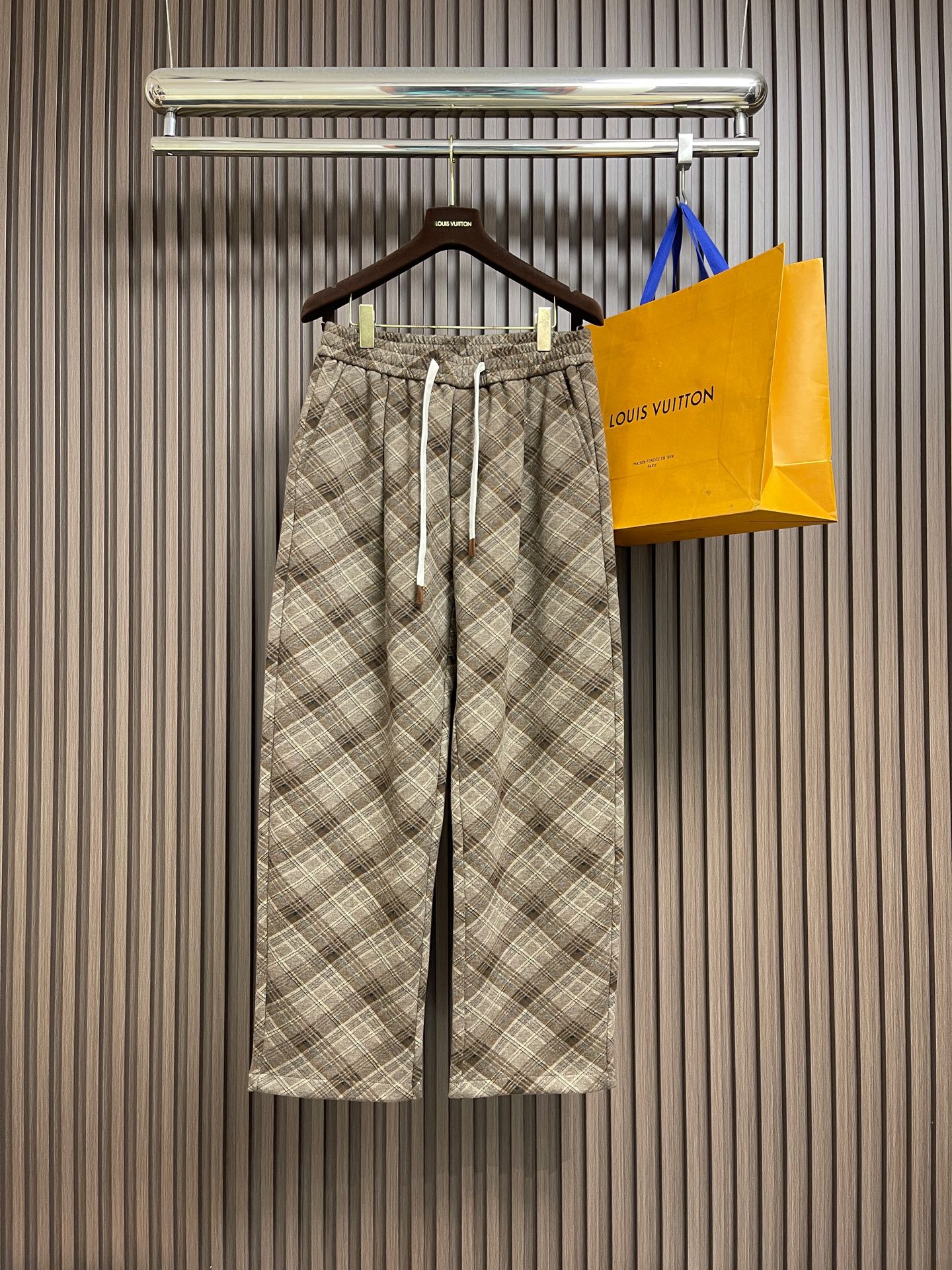 NO:683183,BV  Thickened and velvet customized warm brown style checkered trousers, BV's ingeniously crafted thickened and velvet checkered trousers, sews winter warmth and Italian elegance into every detail. The retro brown tone plaid pattern is washed, showing a natural and aged texture.  Feeling, the interweaving of dark and light colors reveals a low-key sense of luxury. The waist elastic band + double drawstring design accommodates various waist sizes without creating an awkward 'swimming ring'. The elasticity can also be adjusted according to needs, making it super easy to put on and take off. Straight-leg wide-leg tailoring starts from the crotch  Naturally hanging to the ankles, it cleverly modifies the shape of the legs, making the legs look straight and slender. It gives a windy laziness when walking, instantly filling the autumn and winter atmosphere. The velvet inside is finely brushed, so it can be worn alone in the cold winter without freezing the legs, layered with a coat or feathers  The fleece jacket is not bulky, and truly achieves 'both temperature and style'. Metal buttons reinforce the waist, diagonally inserted pockets are convenient for hand warming, and the stitching is neat and fine. Even the washed and distressed texture has a retro sense of relaxation. Size XS-L  XS size, waist circumference 74, leg circumference 68, pants length 105, S size, waist circumference 78, leg circumference 70, pants length 106, M size, waist circumference 82, leg circumference 72, pants length 107, L size, waist circumference 86, leg circumference 74, pants length 108,,bottega veneta,down jacket,19860909BV 加厚加绒定制暖棕色格调格仔裤,BV匠心打造的加厚加绒格仔裤,把冬日温暖与意式优雅缝进每一道细节.复古棕调格纹经水洗工艺处理,呈现出自然做旧的肌理质感,深浅交织间透着低调的高级感.腰部松紧带+双抽绳设计,包容各种腰围,不会勒出尴尬的“游泳圈”,还能根据需求调节松紧,穿脱超方便.直筒阔腿剪裁从胯部自然垂坠至脚踝,巧妙修饰腿型,让双腿看起来又直又修长,走路带风的慵懒感,瞬间拉满秋冬氛围感.内里加绒采用细腻磨毛工艺,寒冬里单穿不冻腿,叠加大衣或羽绒服也不显臃肿,真正实现“温度与风度双在线”.金属纽扣加固腰头,斜插口袋方便暖手,车工走线整齐细密,连水洗做旧的纹理都带着复古的松弛感.尺码XS-L XS码 腰围74腿围68 裤长105  S码 腰围78腿围70 裤长106 M码 腰围82腿围72 裤长107  L码 腰围86腿围74 裤长108,,bottega veneta,down jacket,,Men's clothing