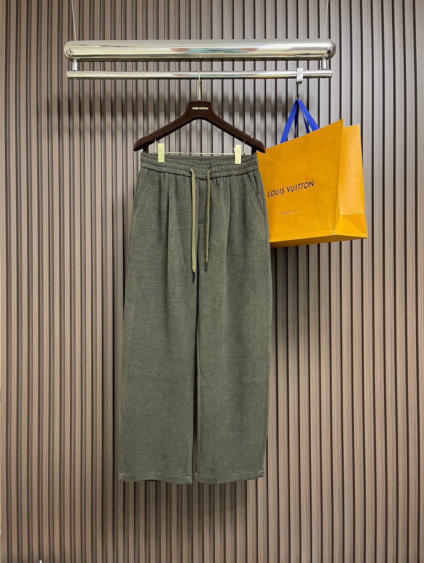 NO:690670,BV 2025SS autumn and winter blended wide-leg velvet casual pants!  When Italian texture meets a relaxed atmosphere - BV's blended wide-leg pants are the 'King of Atmosphere' in the autumn and winter wardrobe. The soft and waxy velvet fabric wraps up the warmth without looking bulky at all; the high-waisted drawstring + drapey wide-leg tailoring welds laziness and casualness to the legs. Khaki woven  The drawstring is the finishing touch, and BV’s iconic exquisite details are hidden in the low profile. Whether worn with a sweater or a short jacket, you can wear it with 'effortless luxury'. At home, you can wear loose pajamas, and when you go out, you can use them for street photography. They cover the comfort and dignity of autumn and winter. Sizes XS-L  size19860909BV 2025SS秋冬混纺阔腿加绒休闲裤！当意式质感撞上松弛氛围——BV这条混纺阔腿裤,是秋冬衣橱的「氛围感王者」.软糯的加绒面料裹住暖意,却丝毫不显臃肿；高腰抽绳+垂顺阔腿剪裁,把慵懒与随性焊在腿上.卡其色编织抽绳是点睛之笔,低调里藏着BV标志性的精致细节,不管搭卫衣还是短款外套,都能穿出「毫不费力的高级」.居家是松弛睡裤,出门是街拍利器,把秋冬的舒适与体面都承包了.尺码XS-L XS码 腰围72腿围66 裤长105  S码 腰围76腿围68 裤长106 M码 腰围80腿围70 裤长107  L码 腰围84腿围72 裤长108,,bottega veneta,hoodie,sweatshirts,jackets & coats,,Men's clothing