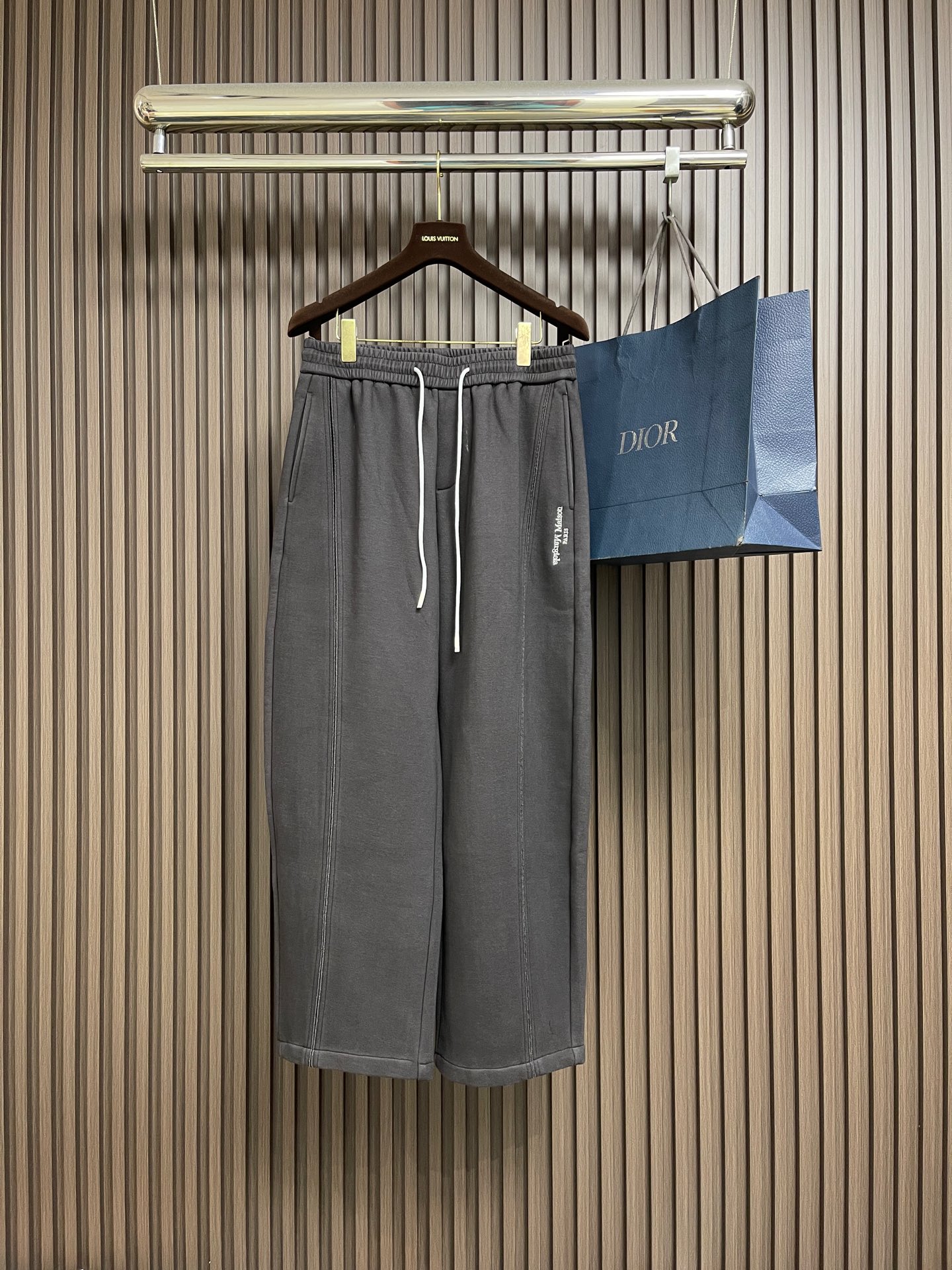 NO:683075,MM6  Winter wide-leg velvet trousers, 'relaxed and high-end' in deep space gray. These velvet trousers use three-dimensional quilting technology to create a natural fluffy feel. A uniform 'air insulation layer' is formed on the surface, which can lock in body temperature without appearing bloated - wide-leg tailoring from  The crotch hangs naturally to the ankles, loose but not saggy. It gives a windy laziness when walking, instantly filling the relaxed atmosphere of autumn and winter. The waist elastic band + double drawstring design accommodates various waist sizes and can be adjusted according to needs, making it super convenient to put on and take off. The two sides are inserted diagonally.  The depth of the pocket is just right, so you can relax naturally when you put your hands in it. The hidden pocket on the back not only retains practicality, but also makes the overall lines cleaner. The velvet inside is made of fine sanding technology, so you can wear it alone in the cold winter without freezing your legs. The three-dimensional quilting stitching is neat and fine, which makes the car more comfortable.  The workmanship is even and smooth, and even the ends of the drawstrings are reinforced. Every stitch and thread hides the brand's 'deconstruction' gene - after all, MM6 wide-leg pants that can be 'warm, soft, straight, and sassy' at the same time are really rare!  Size XS-L19860909MM6 冬日阔腿加绒裤,深空灰里的「松弛高级感」这款加绒长裤以立体绗缝工艺打造自然蓬松感,表面形成均匀的“空气隔热层”,既能锁住体温,又不会显臃肿——阔腿剪裁从胯部自然垂坠至脚踝,宽松却不垮,走路带风的慵懒感,瞬间拉满秋冬松弛氛围.腰部松紧带+双抽绳设计,包容各种腰围,还能根据需求调节松紧,穿脱超方便.两侧斜插口袋深度刚好,双手插进去能自然放松,后片隐藏式口袋,既保留实用性,又让整体线条更利落.内里加绒采用细腻磨毛工艺,寒冬里单穿不冻腿,立体绗缝线整齐细密,车工走线均匀顺滑,连抽绳的末端都做了加固处理,每一针每一线都藏着品牌的“解构主义”基因——毕竟,能同时兼顾“暖、软、直、飒”的MM6阔腿裤,真的太难得了！尺码XS-L XS码 腰围74腿围58 裤长105  S码 腰围78腿围60 裤长106 M码 腰围82腿围62 裤长107  L码 腰围86腿围64 裤长108,,masion margiela,,Men's clothing