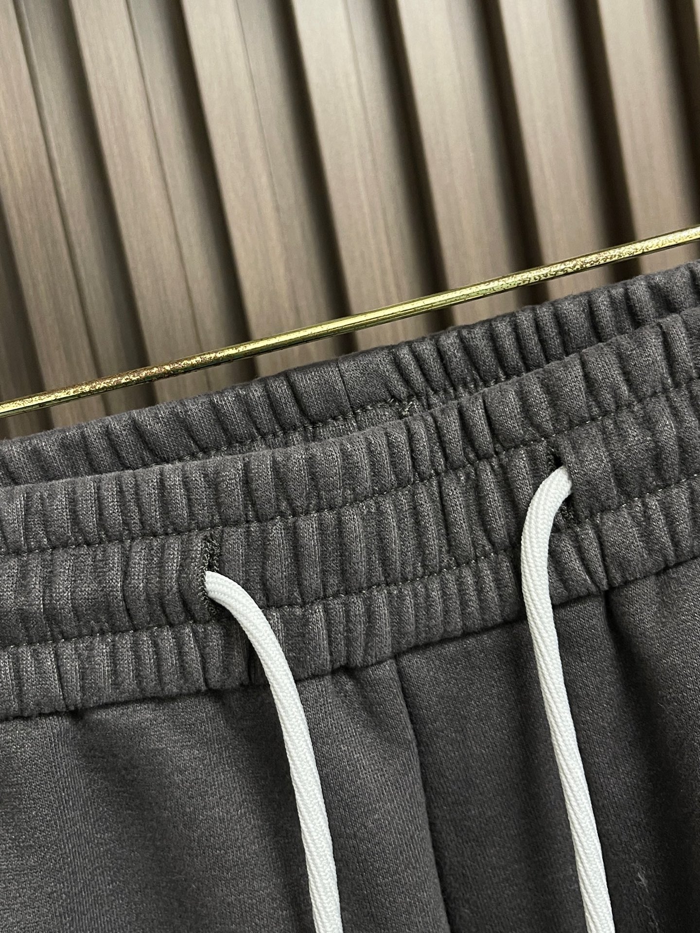 🛒🛒MM6 冬日阔腿加绒裤，深空灰里的「松弛高级感」这款加绒长裤以立体绗缝工艺打造自然蓬松感，表面形成均