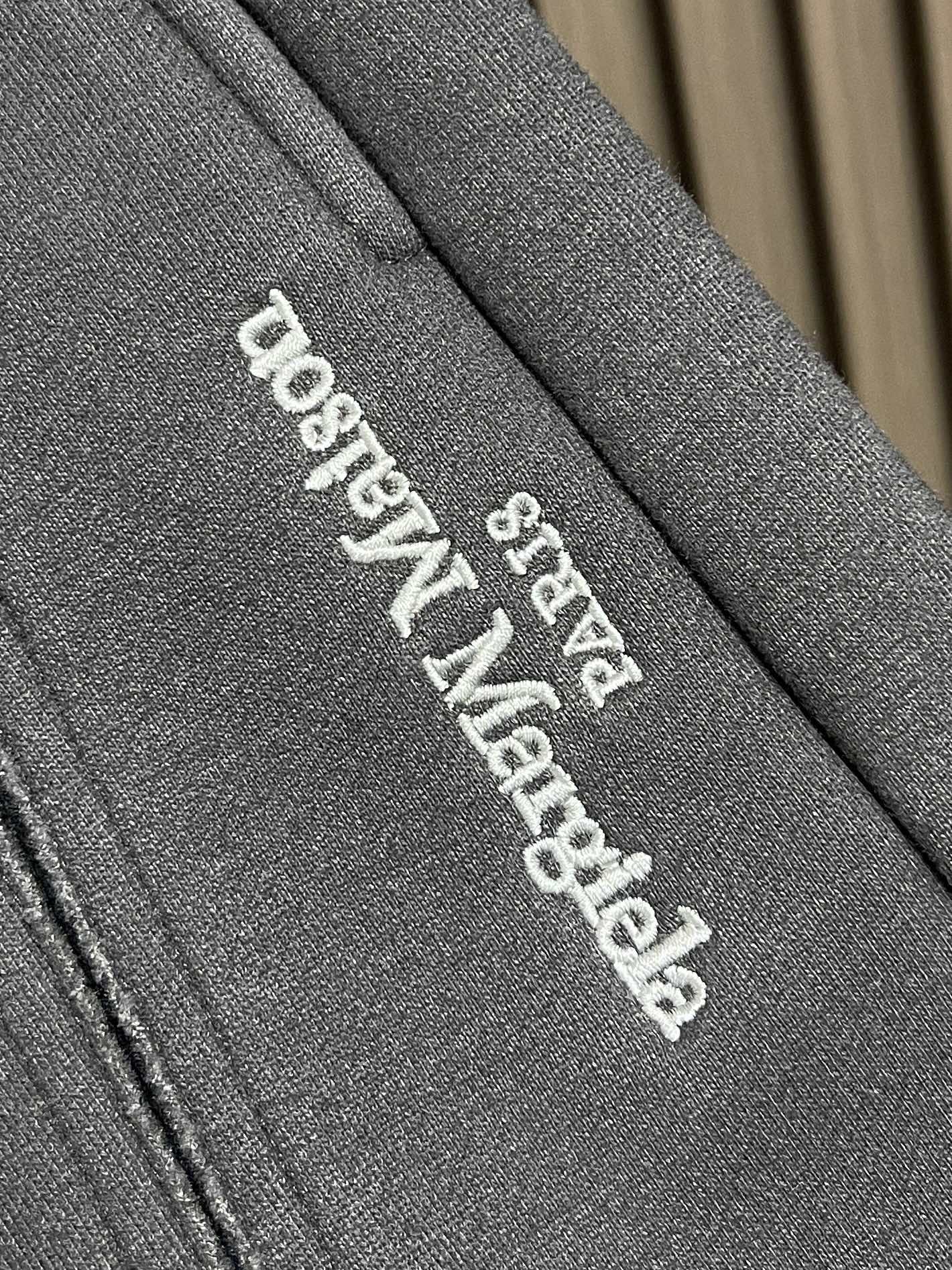 🛒🛒MM6 冬日阔腿加绒裤，深空灰里的「松弛高级感」这款加绒长裤以立体绗缝工艺打造自然蓬松感，表面形成均