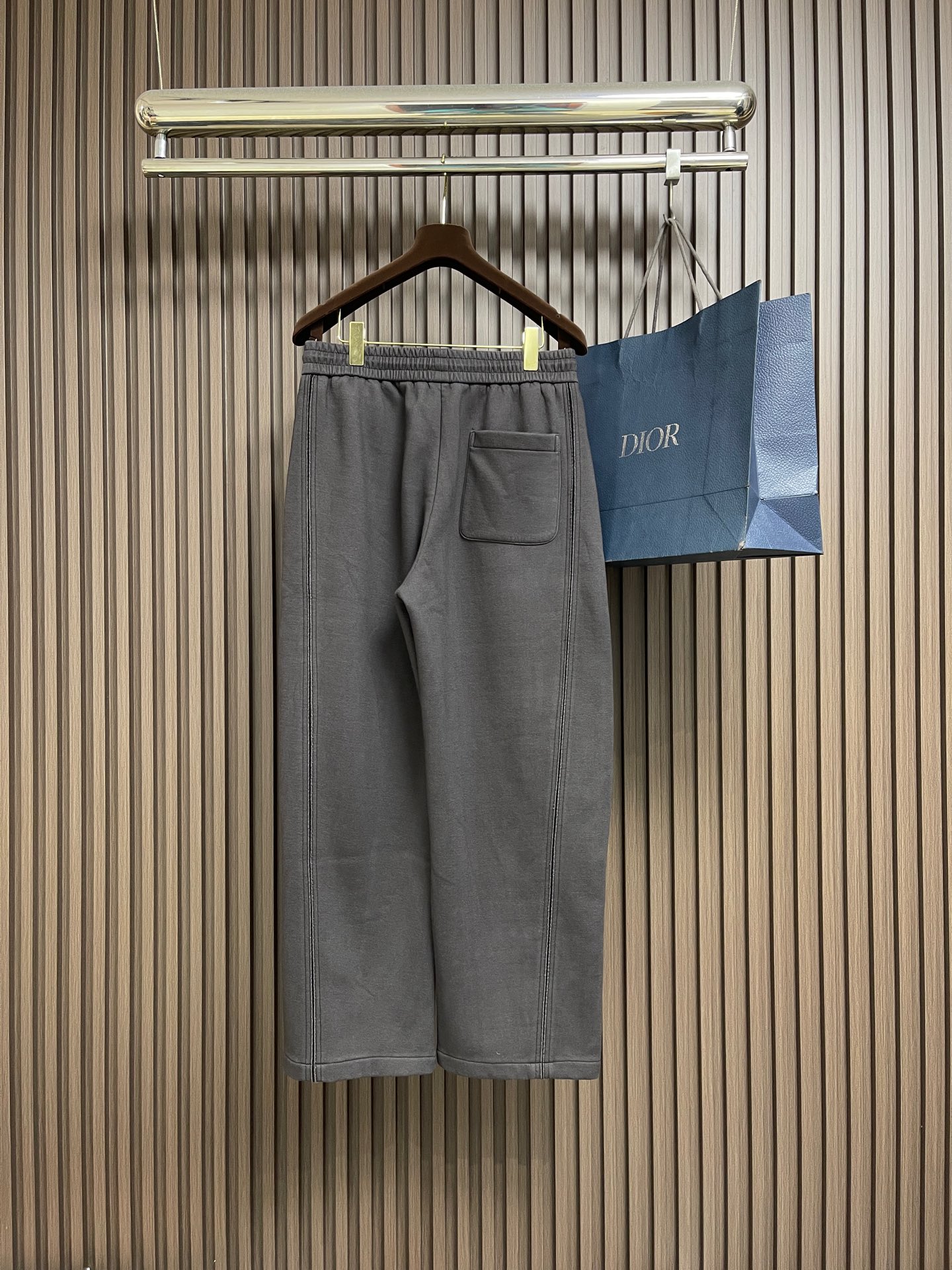 🛒🛒MM6 冬日阔腿加绒裤，深空灰里的「松弛高级感」这款加绒长裤以立体绗缝工艺打造自然蓬松感，表面形成均