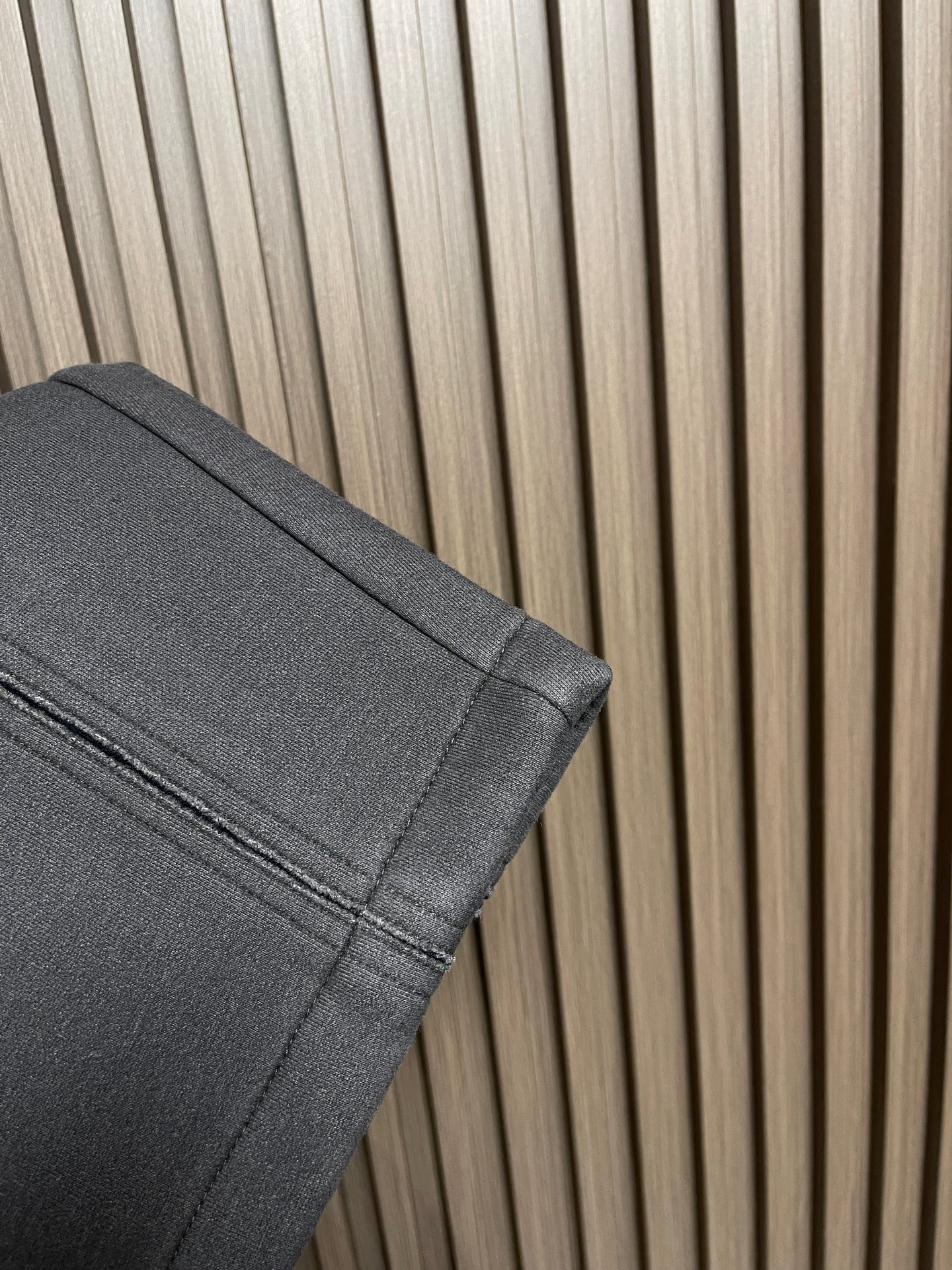 🛒🛒MM6 冬日阔腿加绒裤，深空灰里的「松弛高级感」这款加绒长裤以立体绗缝工艺打造自然蓬松感，表面形成均