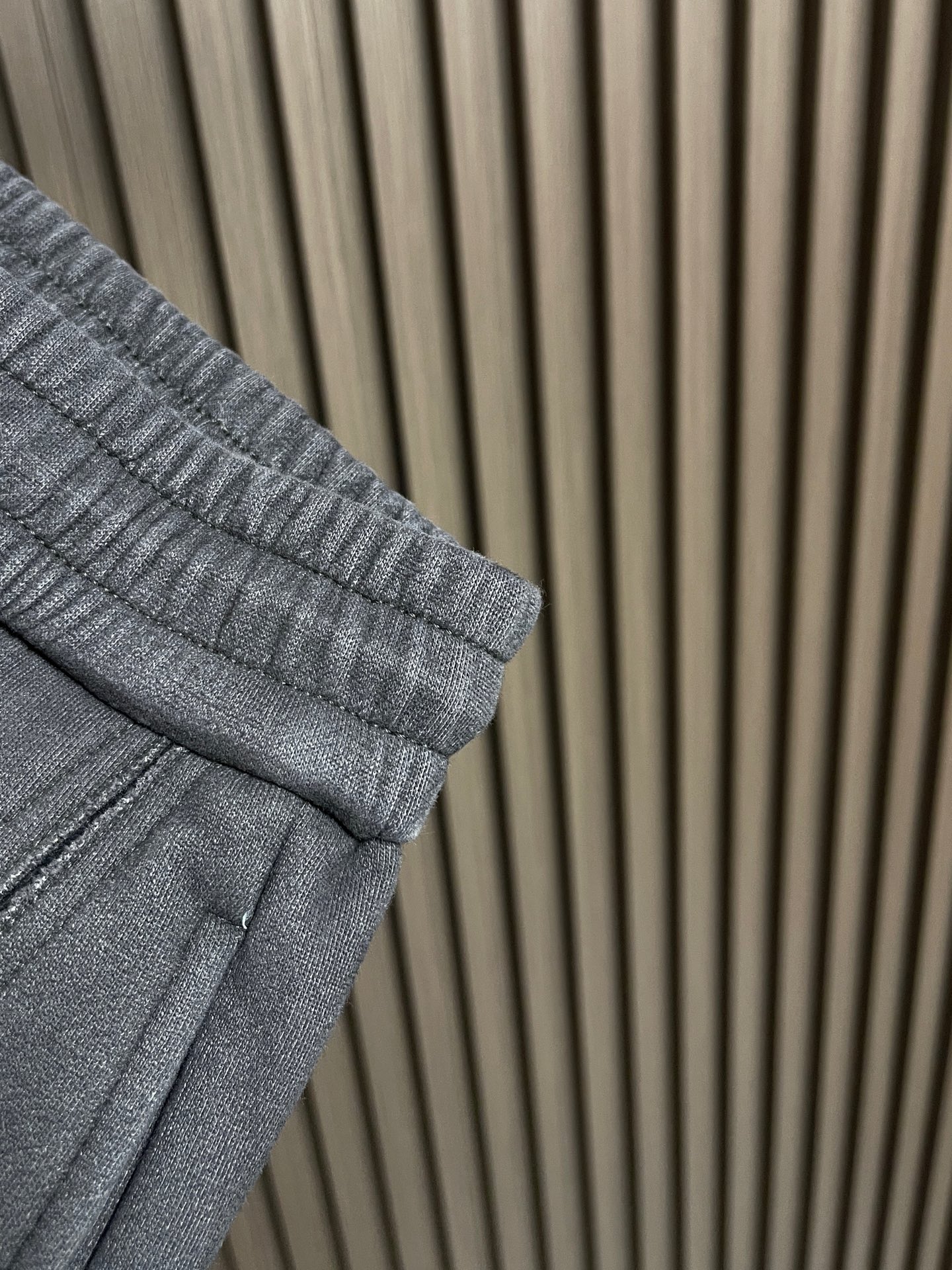 🛒🛒MM6 冬日阔腿加绒裤，深空灰里的「松弛高级感」这款加绒长裤以立体绗缝工艺打造自然蓬松感，表面形成均