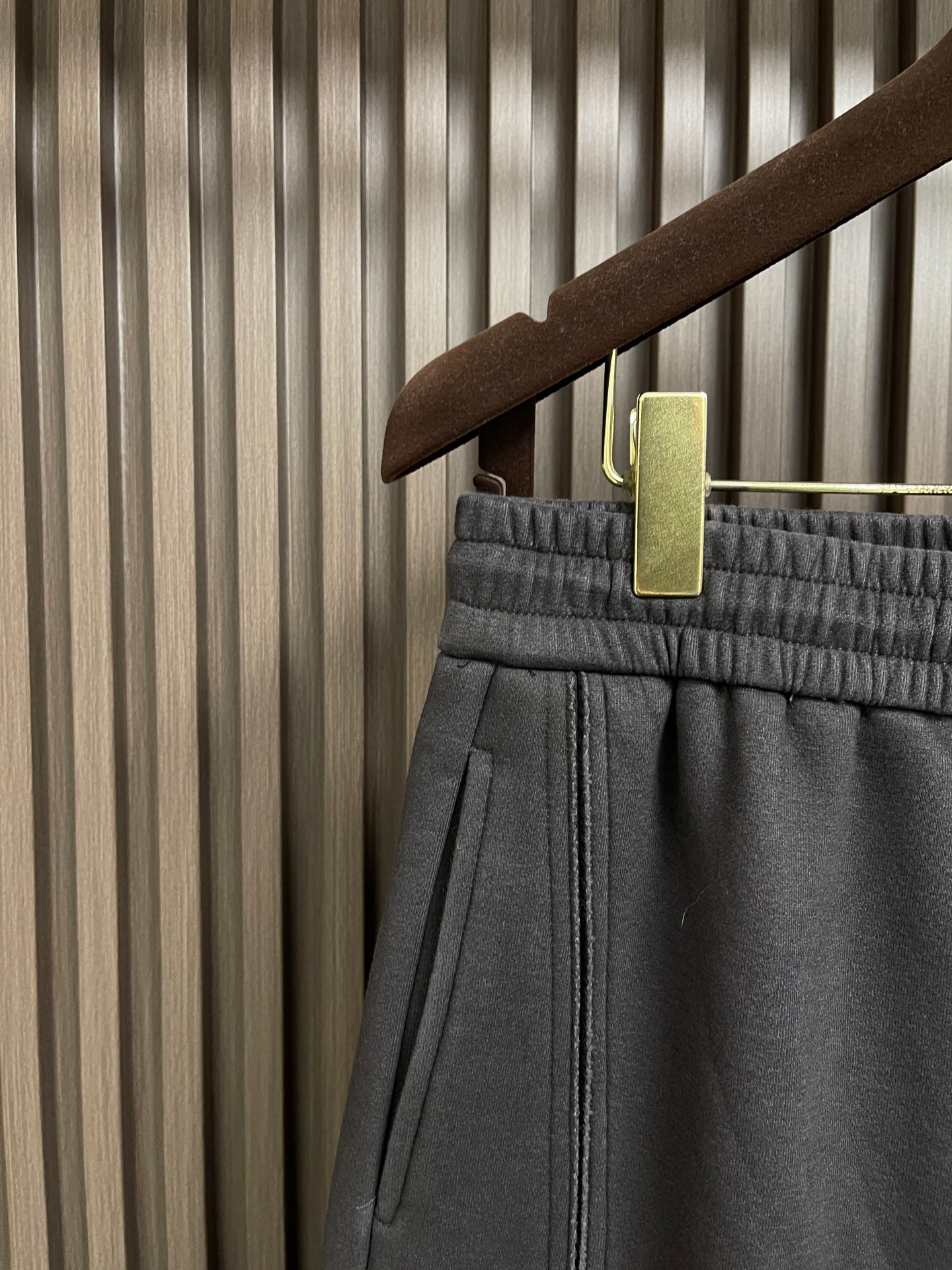 🛒🛒MM6 冬日阔腿加绒裤，深空灰里的「松弛高级感」这款加绒长裤以立体绗缝工艺打造自然蓬松感，表面形成均