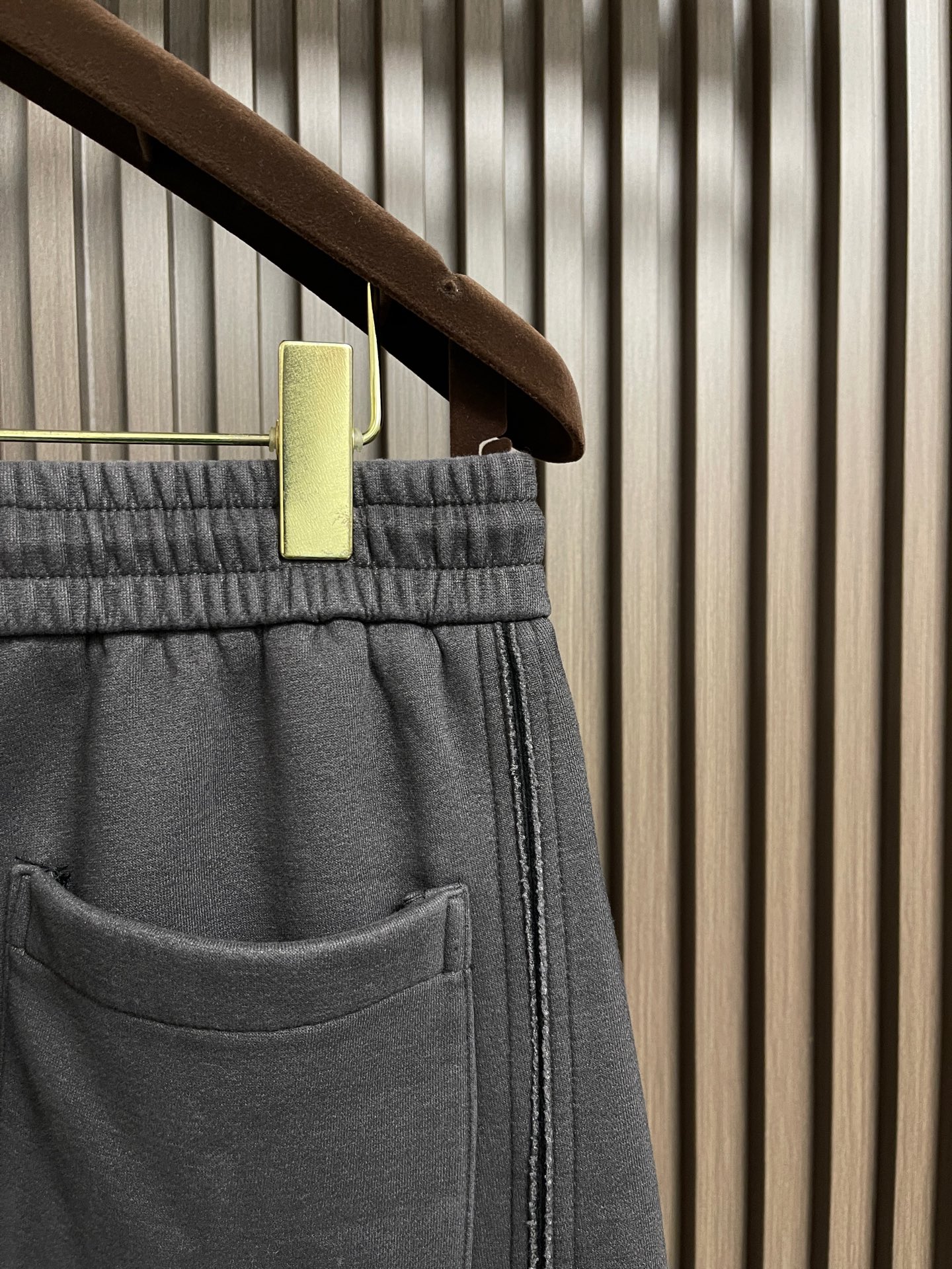 🛒🛒MM6 冬日阔腿加绒裤，深空灰里的「松弛高级感」这款加绒长裤以立体绗缝工艺打造自然蓬松感，表面形成均