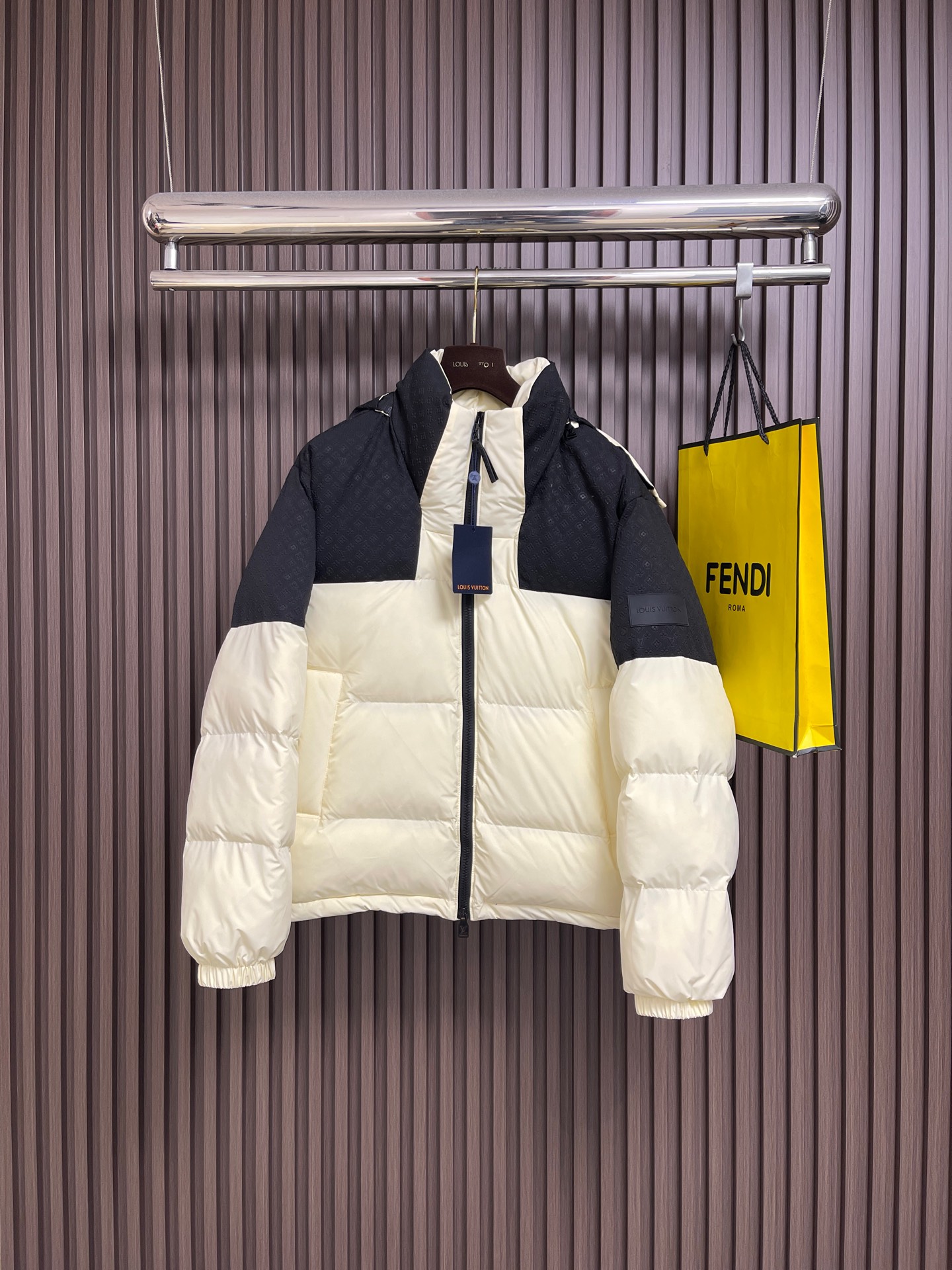 NO:660970,LV positioning pattern hooded cotton jacket, this practical jacket combines warmth and style. The body is made of two close-tone fabrics, and the yoke and hood are made of Mini Monogram embossed material. The detachable hood is cleverly stored on the side of the collar and sleeves and is decorated with logo silicone patches. Ecodown filling is light and warm. Fabric 1:92 nylon, 8 spandex; Fabric 2: 90 nylon, 10% spandex;  Lining 1: 92% nylon, 8% spandex; Lining 2: polyester fiber filling polyester fiber; excluding accessories; detachable hood, tear-resistant yoke and hood decorated with embossed logo, hem drawstring filled with Ecodown recycled polyester fiber, easy to care and has light texture, warmth and insulation properties. The overall wiring is straight and delicate, the fabric is comfortable and soft, the color is consistent and no color difference  It can be matched with the same style to create a fashionable look, and can be used in various occasions. Customized accessories, complete with three standards, same style for men and women!  Size S-XL S size Shoulder width 53 Bust size 122 Length 69 Size M Shoulder width 54 Bust size 126 Length 71 L size Shoulder width 55 Bust size 130 Length size 73 XL size Shoulder width 56 Bust size 134 Length 7519860909LV 定位图案连帽棉服外套,这款实用夹克兼具温度与风格.衣身由两种近色调面料拼配,抵肩与兜帽采用Mini Monogram 压纹材质.可拆卸兜帽巧妙收纳于衣领衣袖侧点缀标识硅胶贴饰Ecodown填充物轻盈保暖.面料1:92 锦纶, 8 氨纶；面料2: 90 锦纶, 10％氨纶； 内衬1:92％锦纶,8％氨纶；内衬2: 聚酯纤维填充物 聚酯纤维； 辅料除外；可拆卸兜帽抗撕裂抵肩与兜帽饰有压纹标识,下摆抽绳填Ecodown 再生聚酯纤维,易于护理并具有轻盈质感、保暖和隔热性能.整体走线平直细腻,面料舒适柔软,颜色一致无色差 能与同款搭配营造时尚造型,驾驭各种场合,定制辅料,三标齐全,男女同款！尺码S-XL  S码肩宽53 胸围122 衣长69 M码 肩宽54 胸围126 衣长71 L码肩宽55 胸围130 衣长73 XL码 肩宽56 胸围134 衣长75,,louis vuitton,jackets & coats,jackets & coats,hats, ,Men's clothing