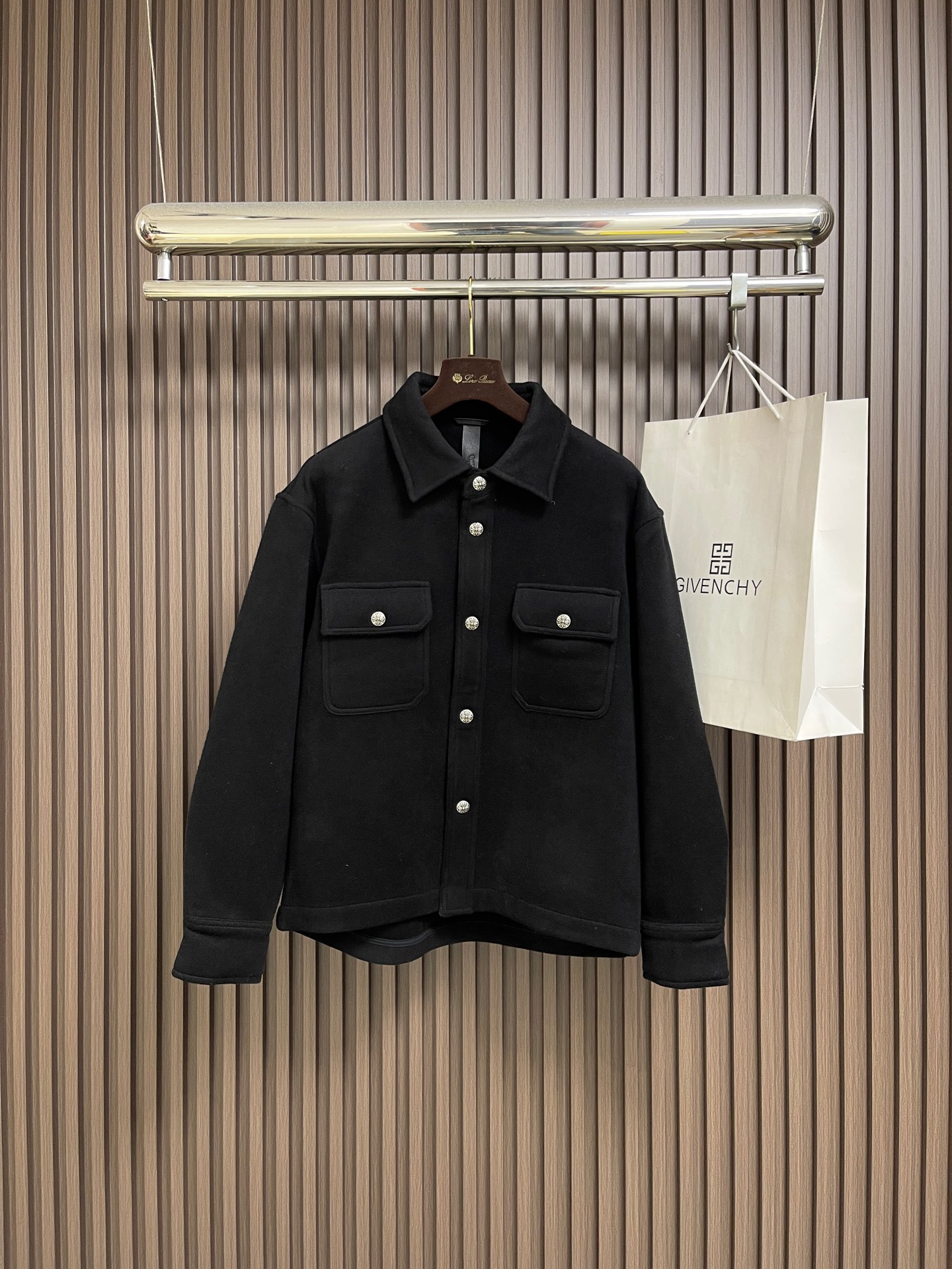 NO:683148,CH Croixin 2026SS new cashmere shirt jacket for autumn and winter is made of imported cashmere wool blended fabric, 60% cashmere and 40% white wool, which has a unique feel and fully embodies the casual feeling!  The hardware of the whole piece of clothing is molded and customized in 925 vintage silver. Simple but not minimalist. Slightly wide and short. A must-have jacket for layering. Sizes S-XL,,chrome hearts,jackets & coats,jackets & coats,19860909CH克罗心 2026SS秋冬新款羊绒衬衣夹克外套 采用进口羊绒羊毛混纺 面料 百分之60的羊绒 白分之40的羊毛 才有独特的手感,充分体现休闲感觉！ 整件衣服五金开模定做925复古银 简单而不简约 微阔宽短版型 叠穿必备外套.尺码S-XL,,chrome hearts,jackets & coats,jackets & coats,,Men's clothing