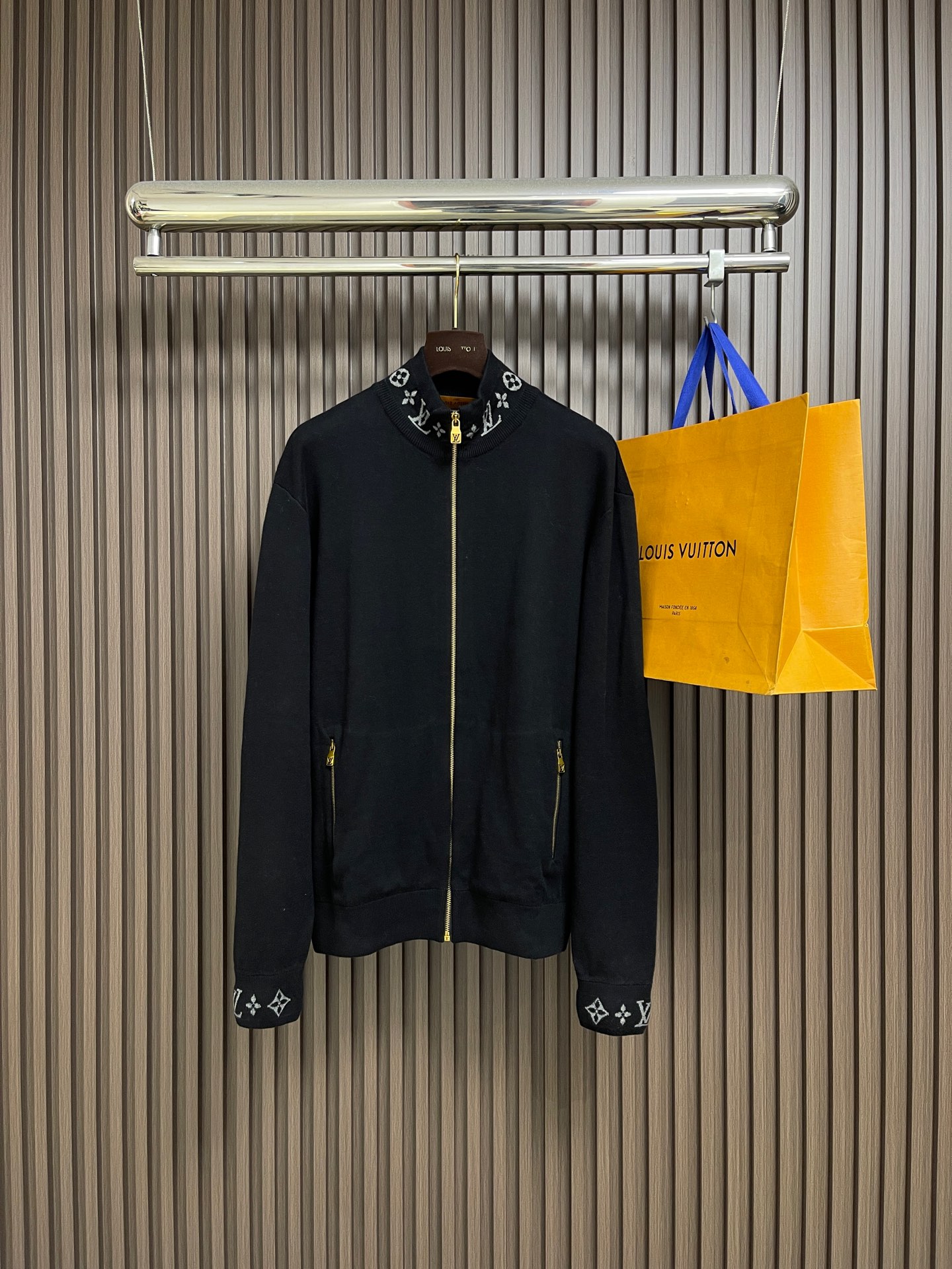 NO:660972,LV 2025SS  Wool knitted printed stand-up collar long-sleeved sweater cardigan is made of selected wool blended fabrics, which is soft and delicate to the touch and has good warmth retention. It has been treated with a special washing process to present a unique aged texture and soft color. The three-dimensional tailoring fits the body shape, and the stand-up collar design is matched with smooth zipper closure, making it neat and stylish to wear. The collar and cuffs are decorated with the brand's iconic Monogram  The floral pattern and exquisite details highlight the brand identity. The body of the jacket adopts flat-turn open stitching technology, with even stitching and clear and smooth lines. The pockets on both sides are designed to be practical and beautiful, and the edges are reinforced to ensure durability. The ribbed design of the hem and cuffs is both windproof and warm and can modify the body shape. The entire jacket reflects Louis's style from fabric selection, tailoring to detail processing.  Vuitton's ultimate pursuit of quality and craftsmanship not only retains the elegant style of classic items, but also integrates modern design language, which is suitable for various occasions and shows a low-key and luxurious fashion attitude. The overall routing is straight and delicate, the fabric is comfortable and soft, and the color is consistent without color difference. It can be matched with the same style to create a fashionable look, control various occasions, customized accessories, complete three standards, the same style for men and women!  Sizes S-XL,,louis vuitton,louis vuitton,jackets & coats,sweaters, 19860909LV 2025SS 羊毛针织印花立领长袖毛衣开衫,采用精选羊毛混纺面料,手感柔软细腻且保暖性佳,经过特殊洗水工艺处理,呈现出独特的做旧质感与柔和色泽.立体剪裁贴合身形,立领设计搭配顺滑拉链开合,穿着利落有型.领口与袖口处饰有品牌标志性的Monogram提花图案,细节精致考究,彰显品牌身份.衣身采用平车明线工艺,针脚均匀平整,线条清晰流畅.两侧口袋设计实用美观,边缘加固处理确保耐用性.下摆与袖口的罗纹设计,既防风保暖又能修饰身形.整件夹克从面料选择、剪裁制作到细节处理,均体现了Louis Vuitton对品质与工艺的极致追求,既保留了经典单品的优雅风格,又融入现代设计语言,适合多种场合穿着,展现出低调奢华的时尚态度.整体走线平直细腻,面料舒适柔软,颜色一致无色差 能与同款搭配营造时尚造型,驾驭各种场合,定制辅料,三标齐全,男女同款！尺码S-XL,,louis vuitton,louis vuitton,jackets & coats,sweaters, ,Men's clothing