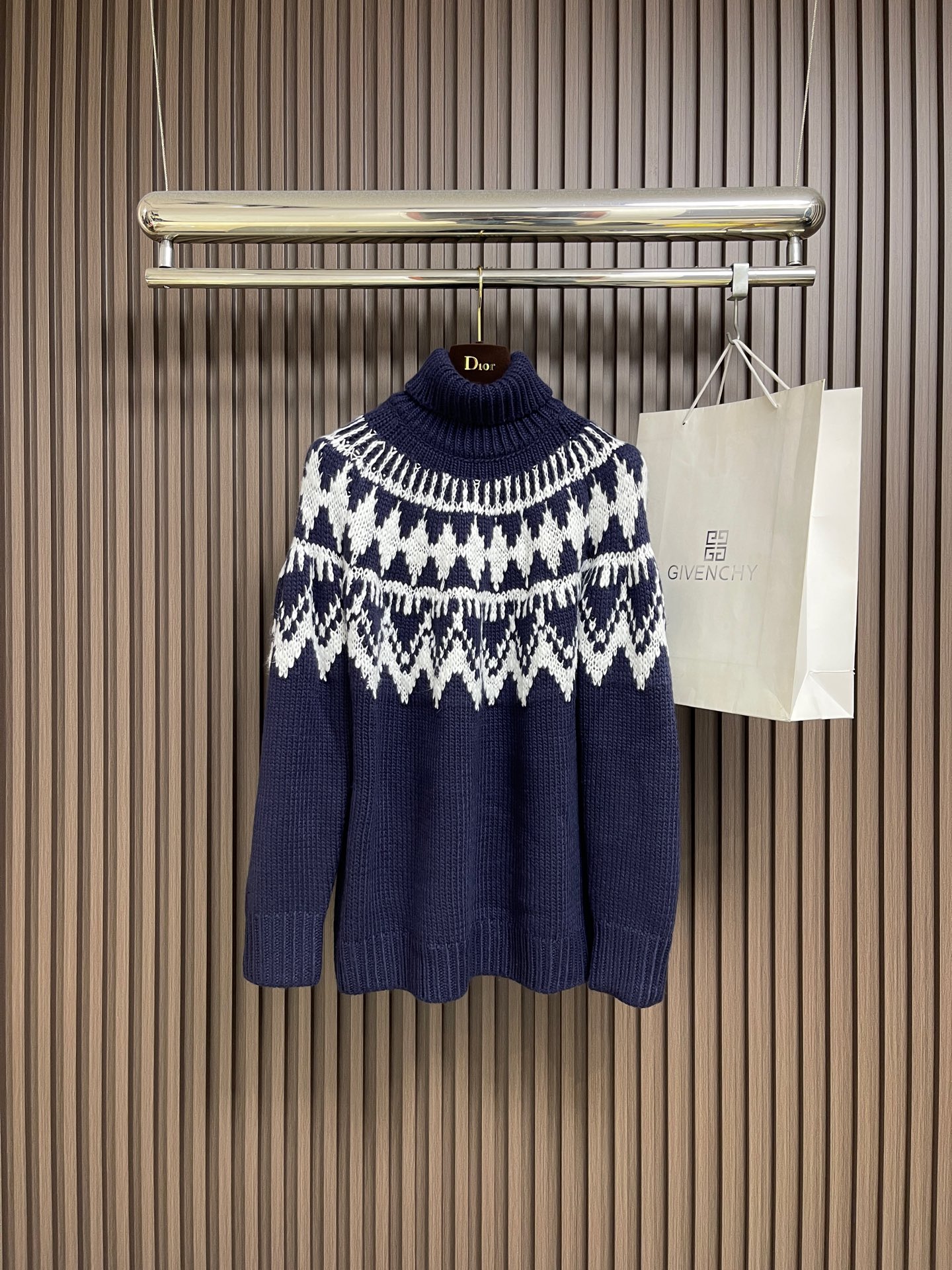 NO:660978,Dior jacquard high-neck knitted sweater, custom-woven elegant velvet blue and white sheep wool knitted brocade, decorated with Fair lsle patterns inspired by the world of winter sports, bringing a unique quietness and poetry to winter. The exquisite geometric patterns create a mysterious and elegant atmosphere. The CD logo is carefully decorated on the back, just like the badge of the fashion palace. It is made of jacquard tissue imported from Germany, and the arrangement and interweaving of yarns are precisely controlled and carefully interwoven on the loom. Fair  The Isle pattern and CD jacquard art pattern inlay make the fabric more vivid and three-dimensional. The curved thread weave makes the yarn present a curved distribution in the fabric by changing the stitching and yarn arrangement during the knitting process. The garment washing water is softened and deodorized through professional washing equipment and specific detergents to deeply clean and deodorize the clothes to improve the feel and appearance of the clothes. Sizes S-XL, dior, sweaters,  19860909Dior 提花高领针织毛衣,定织雅绒蓝白绵羊毛针织锦,饰以灵感源自冬季运动世界的Fair lsle图案点缀其间,带着一种冬日独有的静谧与诗意,精致的几何纹路营造出一种神秘而优雅的氛围,背面精心饰以的CD标志,宛如时尚殿堂的徽章.德国进口机提花组织而成,精确地控制纱线的排列和交织方式,在织机上精心交织 Fair Isle图案以及CD提花艺术图案镶饰,织物更加生动立体.曲型螺纹组织,通过改变针织过程中的针法和纱线的排列方式,使纱线在织物中呈现出曲线状的分布,成衣洗水加软去味工艺,通过专业的洗涤设备和特定的洗涤剂,对衣物进行深度清洁和去味处理,改善衣物的手感和外观.尺码S-XL,,dior,sweaters, ,Men's clothing