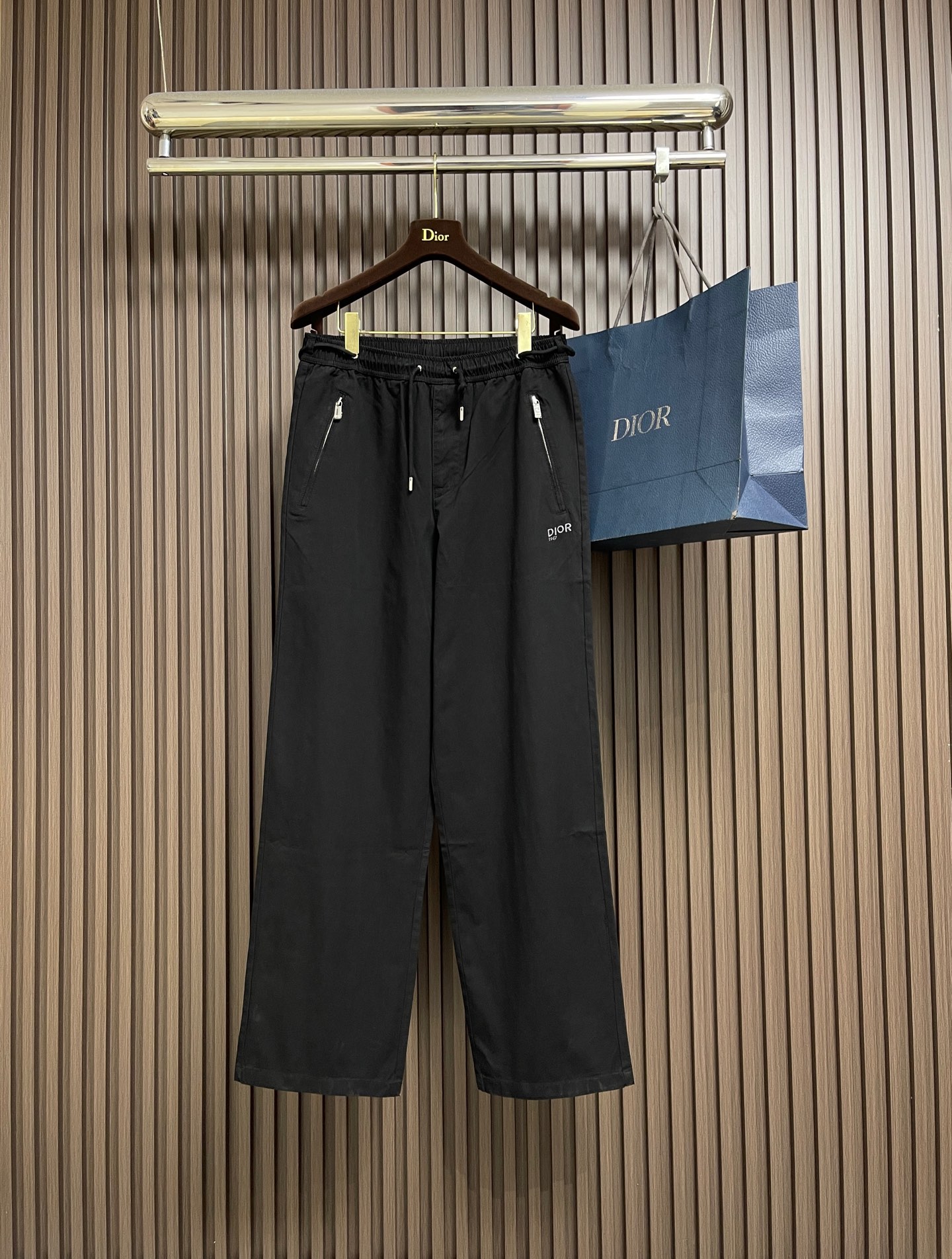 NO:660974,Dior Mountain embroidered casual trousers, customized ink shadow cotton twill brocade, light and elegant, comfortable and close to the skin, classic in pure black, outlines the calm style of modern men, the ultimate sense of purity, decorated with Dior Mountain embroidery on the side to enhance the style, showing the alpine spirit and inspiration from the Dior couture style classic logo. The zipper side pocket is used as a pen to outline the exquisite edge of minimalism. The tough mechanical sense and the soft charm are delicately balanced in every square inch.  Luxurious style reveals in low profile, the king of all-match, full of charm, using imported machine embroidery technology, using advanced computer control system and precision mechanical components to realize Dior Mountain embroidery work with high precision, smooth and delicate lines, all fabrics have been washed, better hand feel and texture, not easy to deform, not easy to shrink, not easy to fade, maintain long-term beauty. Size 44-46-48-50 S-XL, dior,  19860909Dior Mountain 刺绣休闲长裤 定制墨影棉斜纹锦料 轻盈飘逸 舒适贴肤 经典以一袭纯粹黑色 勾勒现代男士的沉稳格调 极致的纯净感 侧面饰以Dior Mountain 刺绣提升格调 展现高山精神和灵感源自Dior 高订风格经典标识 以拉链侧袋为笔 勾勒极简主义的精致锋芒 硬朗机械感与柔美韵在方寸间达成微妙平衡 低调中透出奢华格调 百搭之王 魅力全开,采用进口机刺绣工艺 使用先进的计算机控制系统和精密的机械部件 实现Dior Mountain 刺绣作业 精度高 线条流畅而细腻,面料都经过浇洗 手感质感更佳 不易变形 不易缩水 不易褪色 保持长久的美观.尺码44-46-48-50 S-XL,,dior, ,Men's clothing