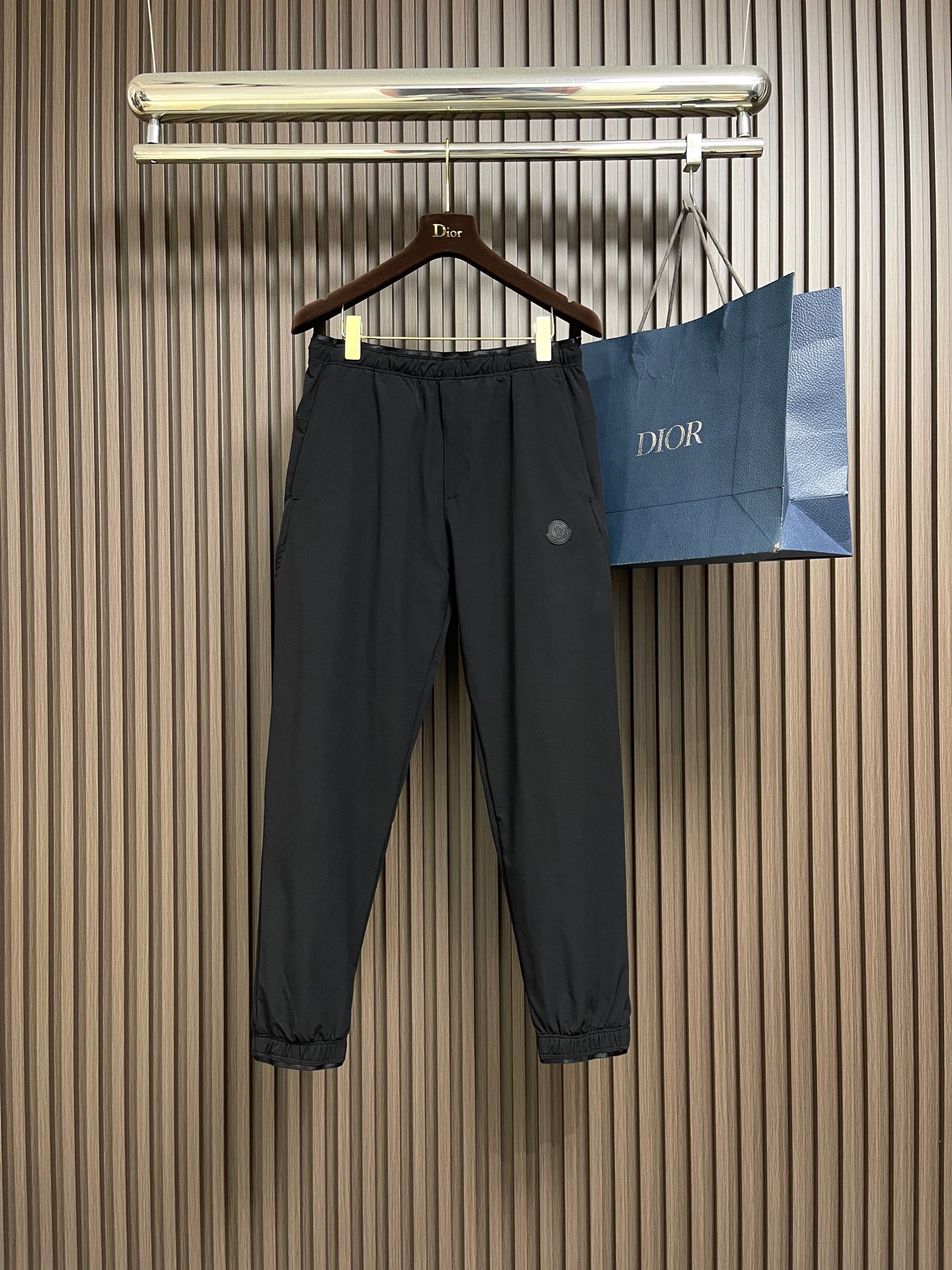 NO:660965,Moncler 2026FW new early spring leggings sweatpants, the fabric is invincible, the shape and design are impeccable, versatile sweatpants, beautiful for outdoor sports. The soul-like logo is simple and casual, and the accessories are top-notch. The details are good, the texture is beautiful, and it is very stylish. It has real weight. Sizes M-3XL,,  19860909Moncler 2026FW早春新品束腿卫裤,面料无敌,型款设计都无可挑剔的百搭款卫裤,户外运动都美.灵魂式的logo仔章简约休闲, 辅料都是顶配 细节好,质感美,十分有格调 实实在在的份量.尺码M-3XL,, ,Men's clothing