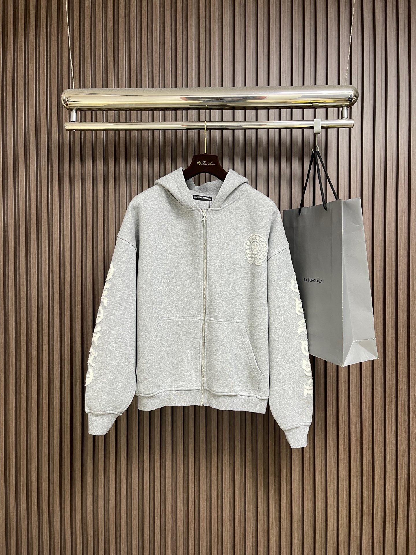 NO:683111,Come Hearts ch Croix heart cross logo patch embroidered hooded sweatshirt. Customized heavy fortress intertwined air cotton. It is full of texture, thick and solid. It uses classic black as the curtain to give a deep sense of luxury. The cross patch embroidery decoration on the chest becomes the ultimate interpretation of black Gothic style. The CH Gothic font is the finishing touch on the back panel, letting the totem become your spiritual thorn. The iron plate of the logo sways slightly with the swing of the body, adding a sense of movement and vitality.  It is unassuming but has an indescribable aura. It interprets the perfect blend of retro and luxury. It adopts imported machine appliqué technology and uses advanced computer control systems and precision mechanical components to realize the Come Hearts logo appliqué operation. It shows an embroidery effect with both clarity and three-dimensionality. The fabrics have been washed and have a better hand feel. Not easy to deform, not easy to shrink, not easy to fade. Maintain long-term beauty, loose fit. Sizes S-XL,, chrome  hearts,hoodie,sweatshirts,hats,19860909Come Hearts ch 克罗心十字徽标贴布刺绣连帽卫衣 定制重磅堡垒交织空气棉 质感十足 厚重扎实 以经典黑为幕 赋予深邃的感官奢享凭借胸前那枚十字贴布绣装饰成为黑哥特风格的极致诠释 CH哥特字体为后幅作点睛之笔 让图腾成为你的精神刺点Logo铁牌随着身体的摆动而微微晃动 增添了一份动感与活力 不张扬却自带一种难以言喻的气场 诠释着复古与奢华的完美交融 采用进口机贴布绣工艺使用先进的计算机控制系统和精密的机械部件 实现Come Hearts徽标贴布绣作业 呈现出清晰度和立体感兼具的刺绣效果 面料都经过浇洗 手感质感更佳 不易变形 不易缩水 不易褪色 保持长久的美观,宽松版型.尺码S-XL,,chrome hearts,hoodie,sweatshirts,hats,,Men's clothing