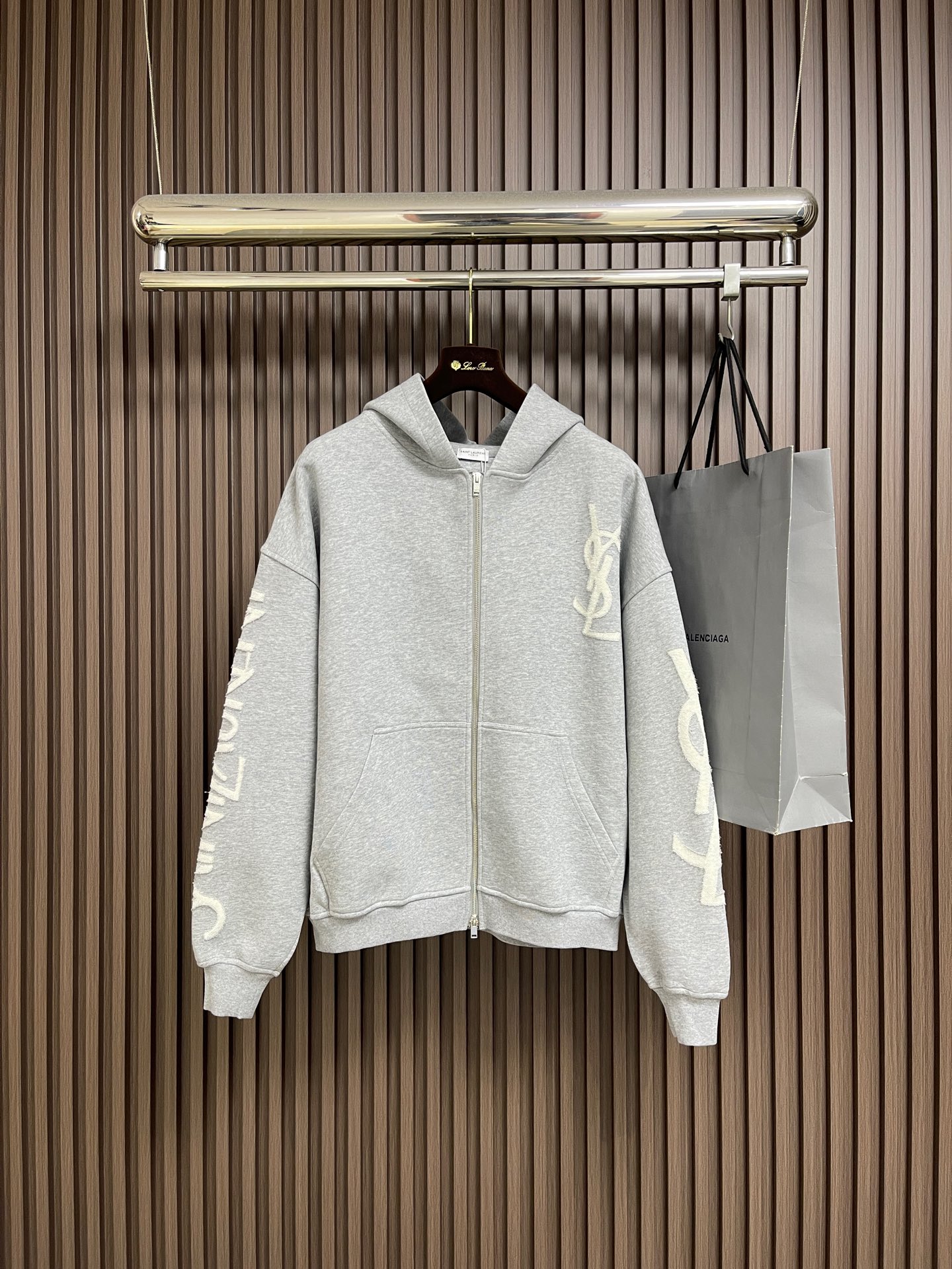 NO:683106,YSL le cassandre hooded sweatshirt, fabric 32s single and double yarn + 21s single yarn fleece base, weight 360g, fleece hooded sweatshirt, made of cotton fabric, equipped with kangaroo pocket, 32s base fabric is a fabric woven with 32 single yarns, which is formed by a fleece process. A layer of fine fluff is formed on the surface of the fabric. Size S-XL, saint  laurent,hoodie,sweatshirts,hats,19860909YSL le cassandre连帽卫衣,面料32s单双纱＋21s单纱抓毛底,克重360g,起绒布连帽卫衣,采用棉质面料制成,搭配袋鼠口袋,32s底面料一种以32支单纱织成的面料,经过抓毛工艺处理后形成的一种底布.使布料表面形成一层细密的绒毛.尺码S-XL,,saint laurent,hoodie,sweatshirts,hats,,Men's clothing