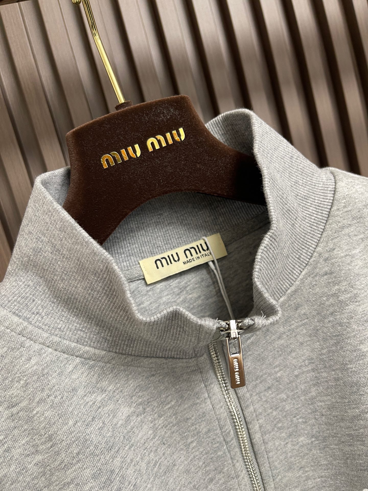 🛒🛒MiuMiu半拉链高领卫衣，纯棉鱼鳞抓绒底面料、刺绣徽标点缀、Oversize版型、长袖搭配罗纹针织