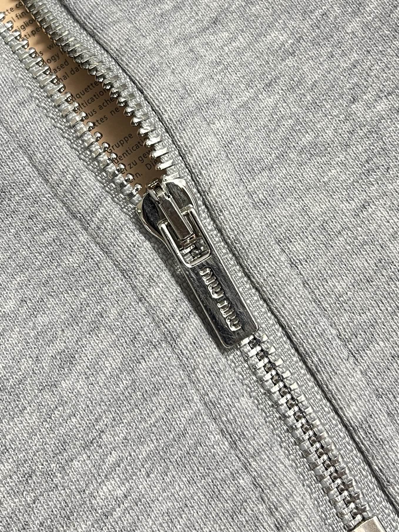 🛒🛒MiuMiu半拉链高领卫衣，纯棉鱼鳞抓绒底面料、刺绣徽标点缀、Oversize版型、长袖搭配罗纹针织