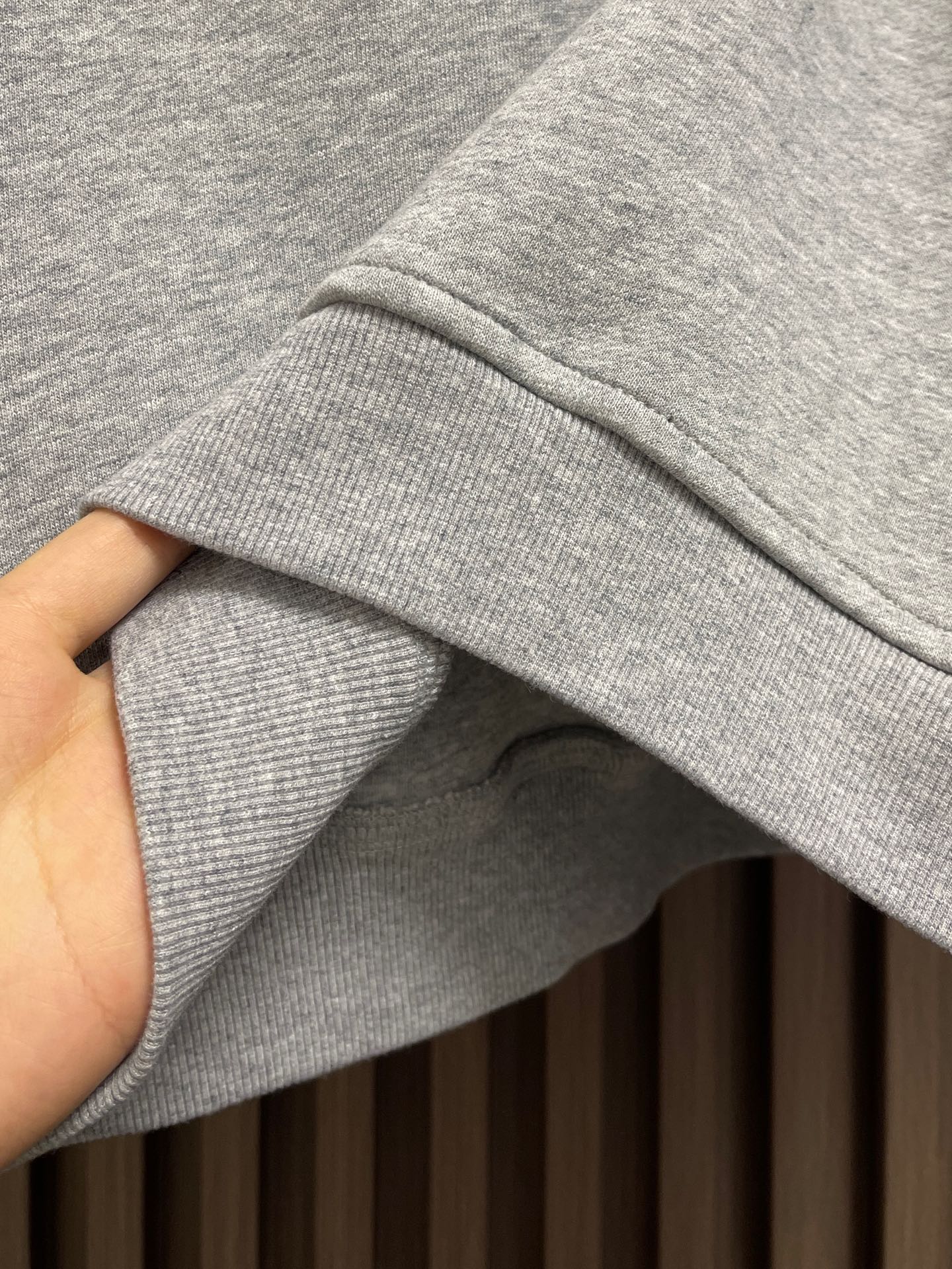 🛒🛒MiuMiu半拉链高领卫衣，纯棉鱼鳞抓绒底面料、刺绣徽标点缀、Oversize版型、长袖搭配罗纹针织