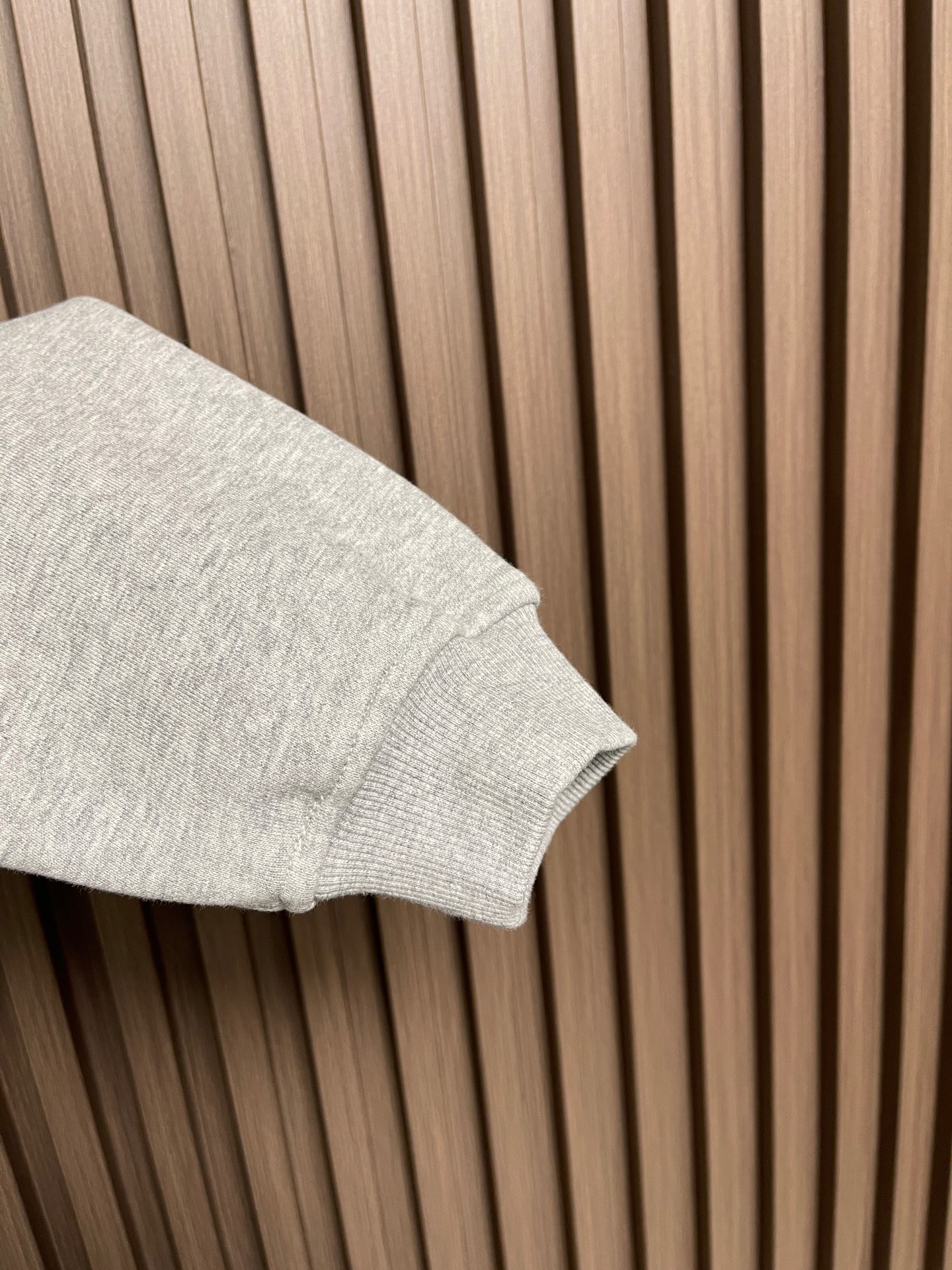 🛒🛒MiuMiu半拉链高领卫衣，纯棉鱼鳞抓绒底面料、刺绣徽标点缀、Oversize版型、长袖搭配罗纹针织