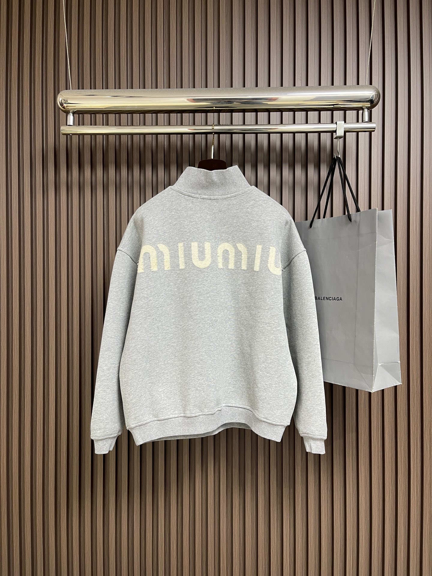 🛒🛒MiuMiu半拉链高领卫衣，纯棉鱼鳞抓绒底面料、刺绣徽标点缀、Oversize版型、长袖搭配罗纹针织