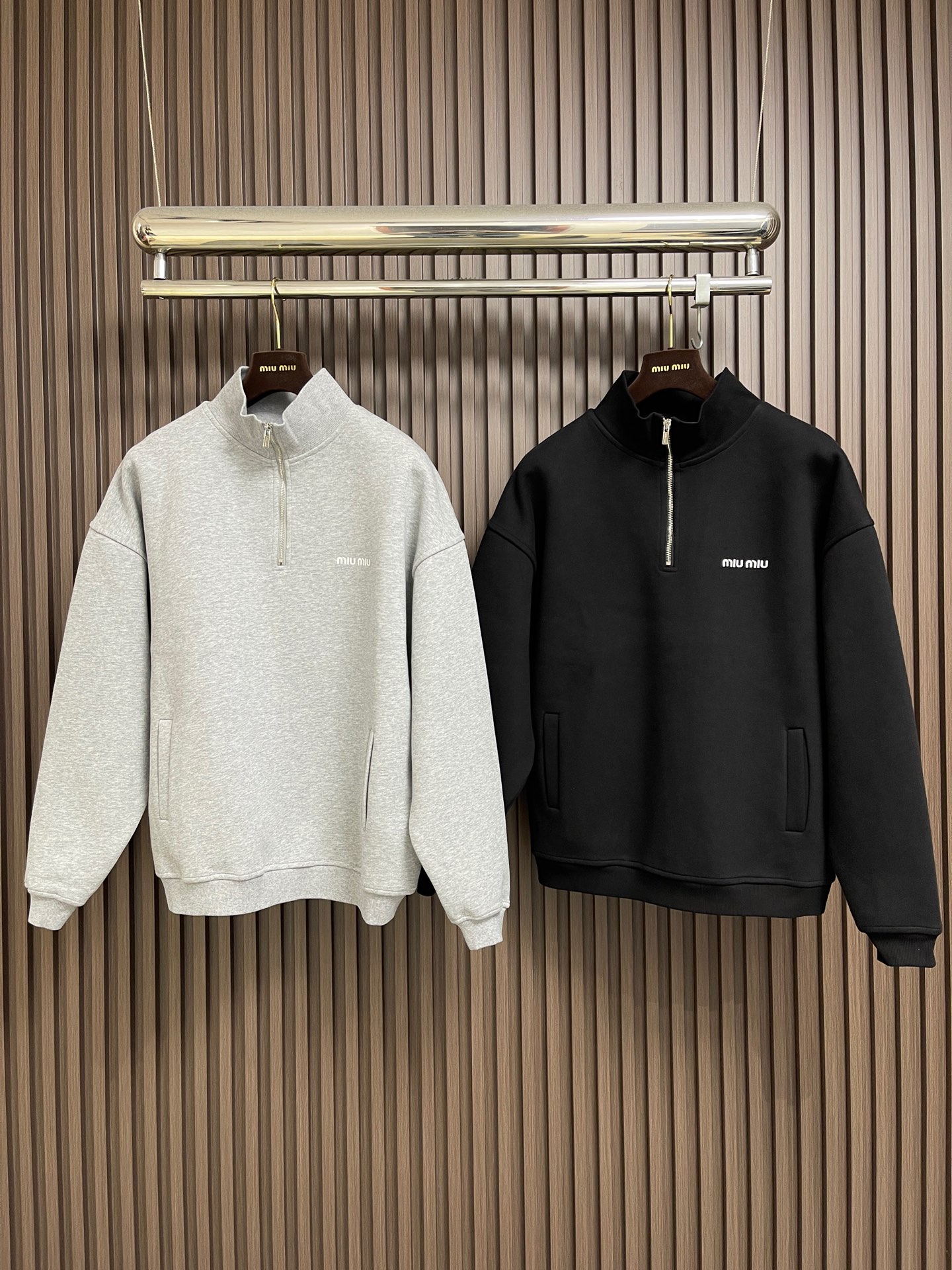 🛒🛒MiuMiu半拉链高领卫衣，纯棉鱼鳞抓绒底面料、刺绣徽标点缀、Oversize版型、长袖搭配罗纹针织