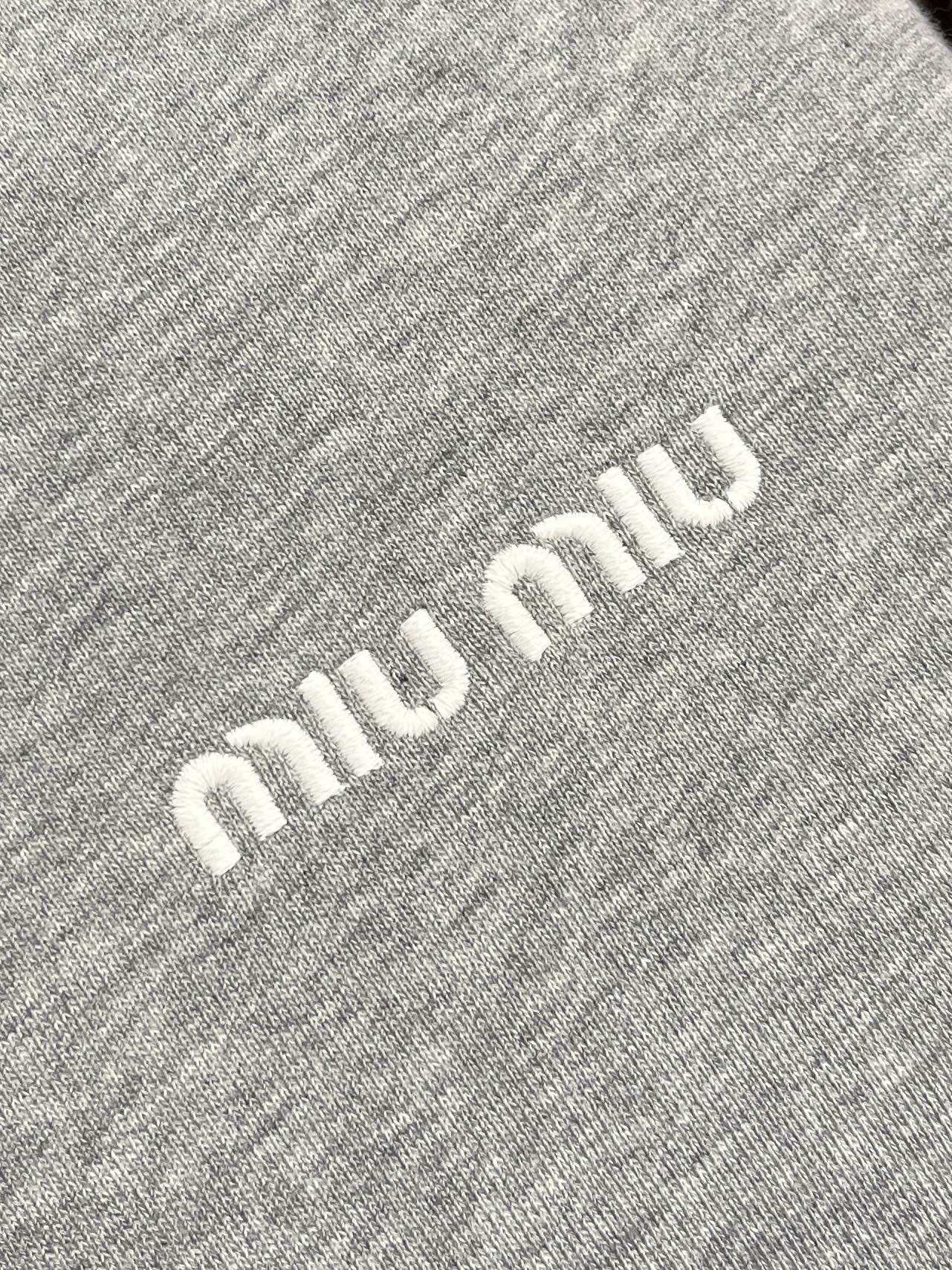 🛒🛒MiuMiu半拉链高领卫衣，纯棉鱼鳞抓绒底面料、刺绣徽标点缀、Oversize版型、长袖搭配罗纹针织