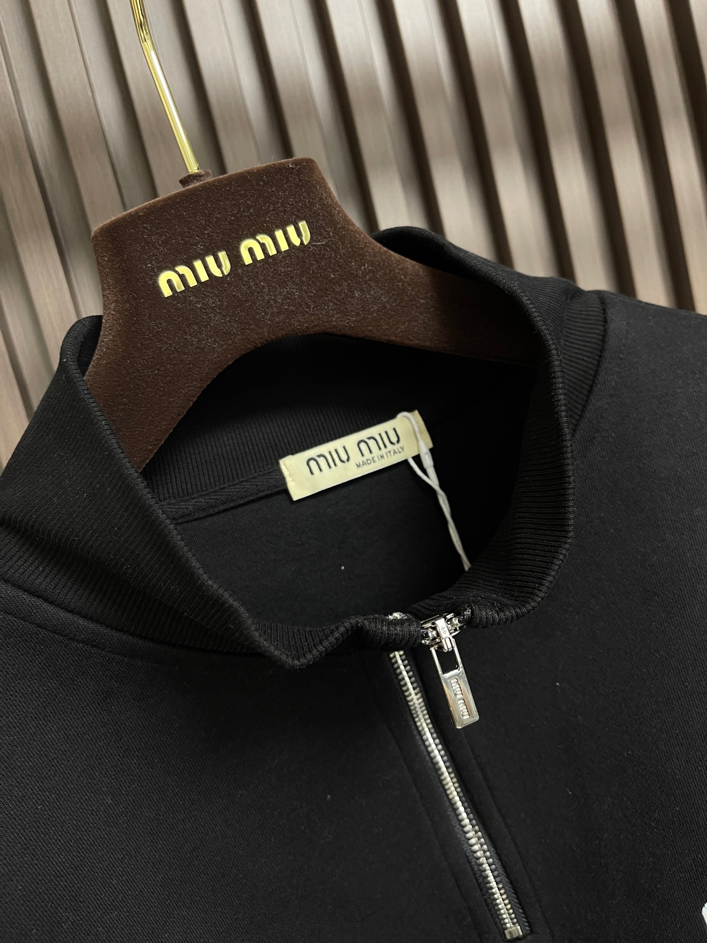🛒🛒MiuMiu半拉链高领卫衣，纯棉鱼鳞抓绒底面料、刺绣徽标点缀、Oversize版型、长袖搭配罗纹针织