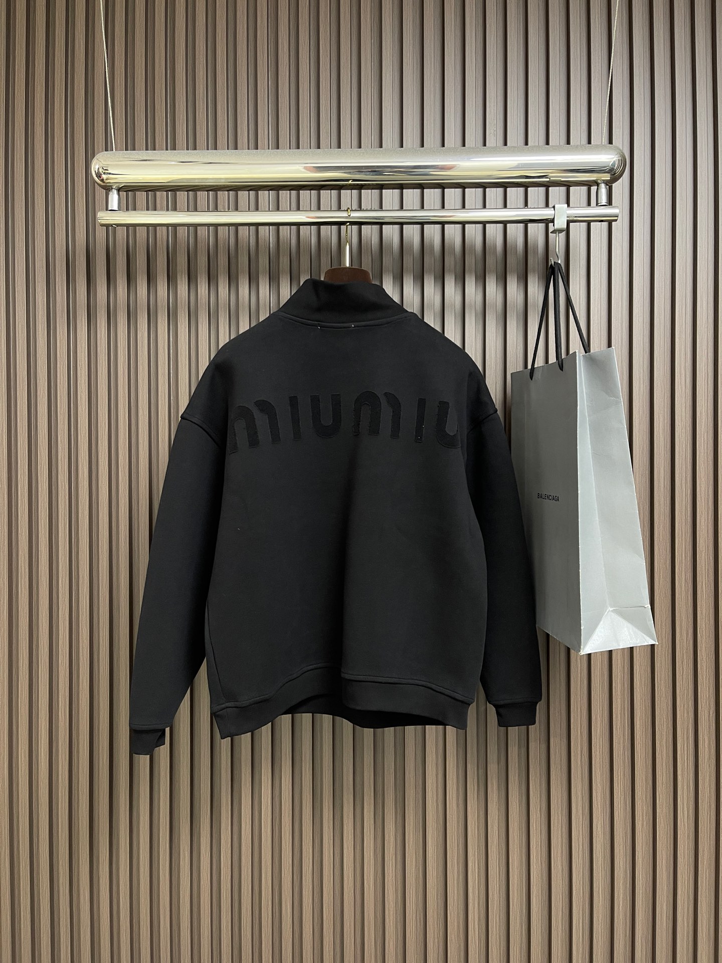 🛒🛒MiuMiu半拉链高领卫衣，纯棉鱼鳞抓绒底面料、刺绣徽标点缀、Oversize版型、长袖搭配罗纹针织