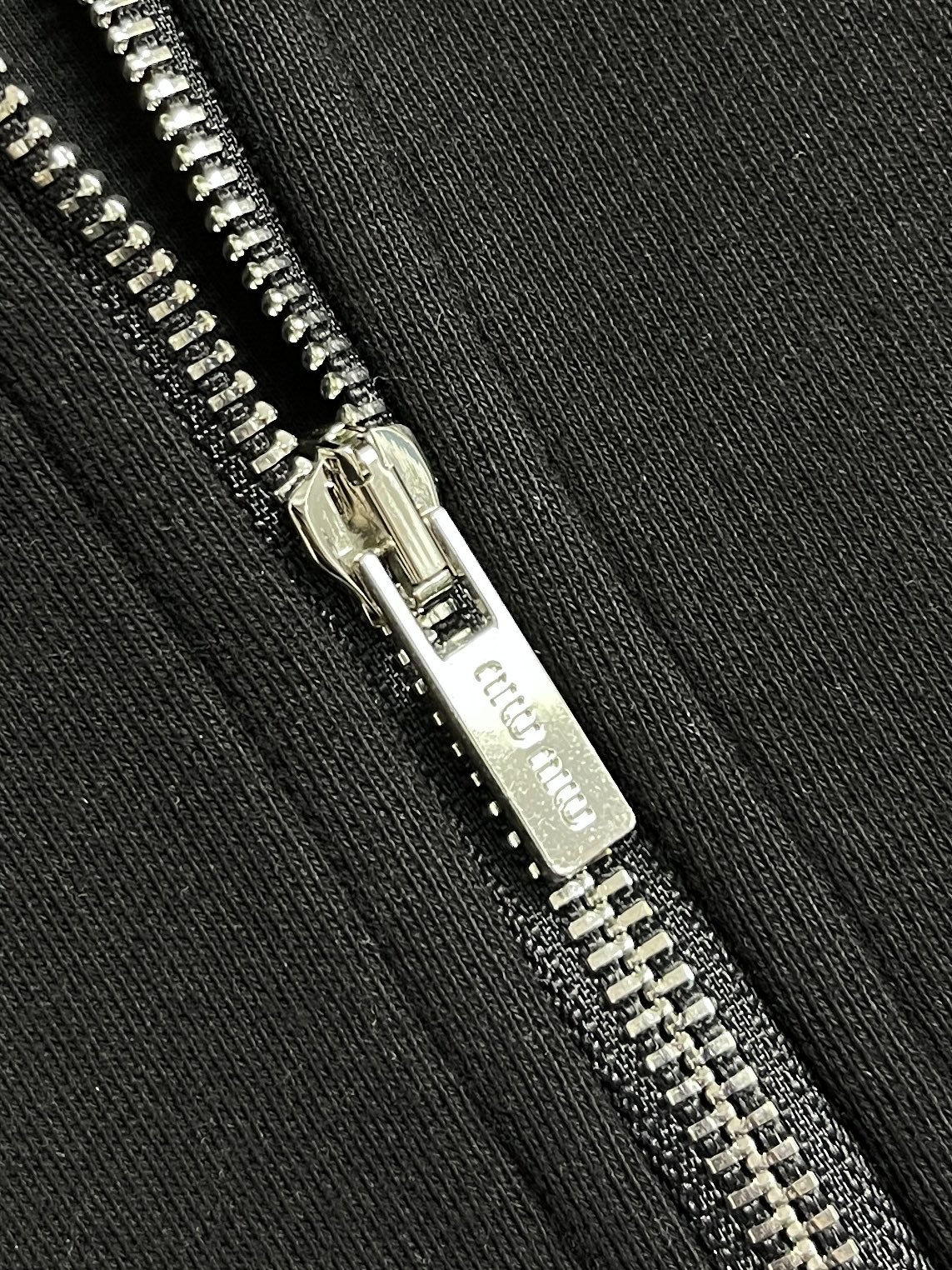 🛒🛒MiuMiu半拉链高领卫衣，纯棉鱼鳞抓绒底面料、刺绣徽标点缀、Oversize版型、长袖搭配罗纹针织