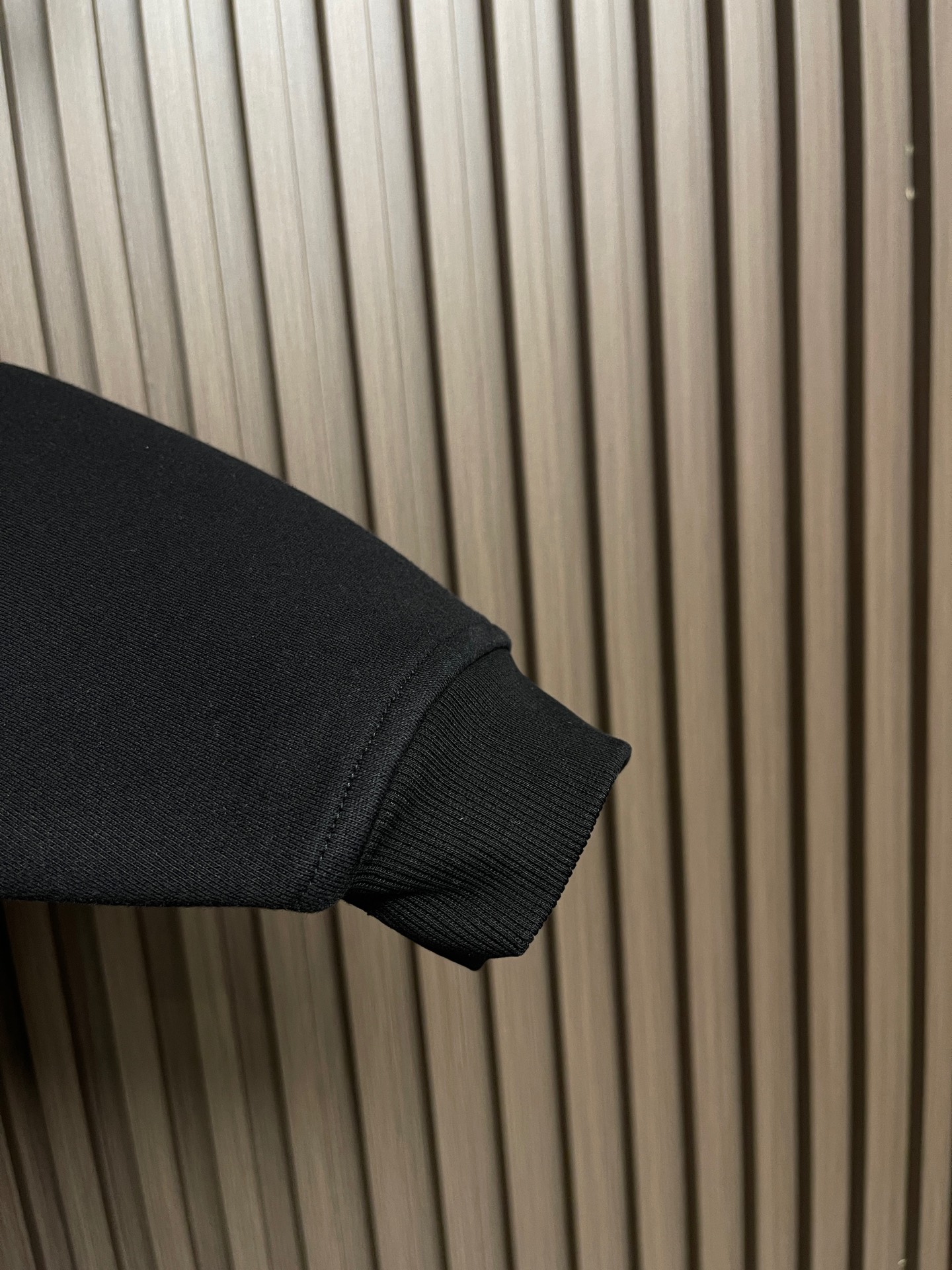 🛒🛒MiuMiu半拉链高领卫衣，纯棉鱼鳞抓绒底面料、刺绣徽标点缀、Oversize版型、长袖搭配罗纹针织