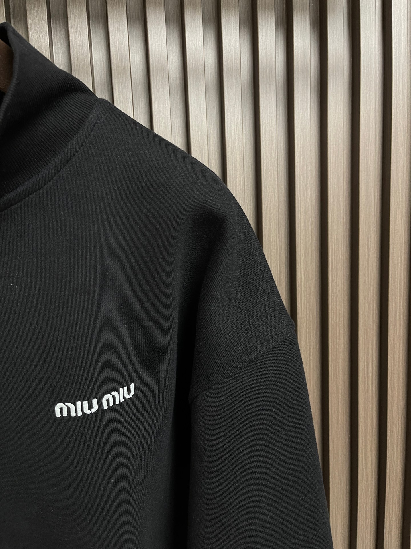 🛒🛒MiuMiu半拉链高领卫衣，纯棉鱼鳞抓绒底面料、刺绣徽标点缀、Oversize版型、长袖搭配罗纹针织