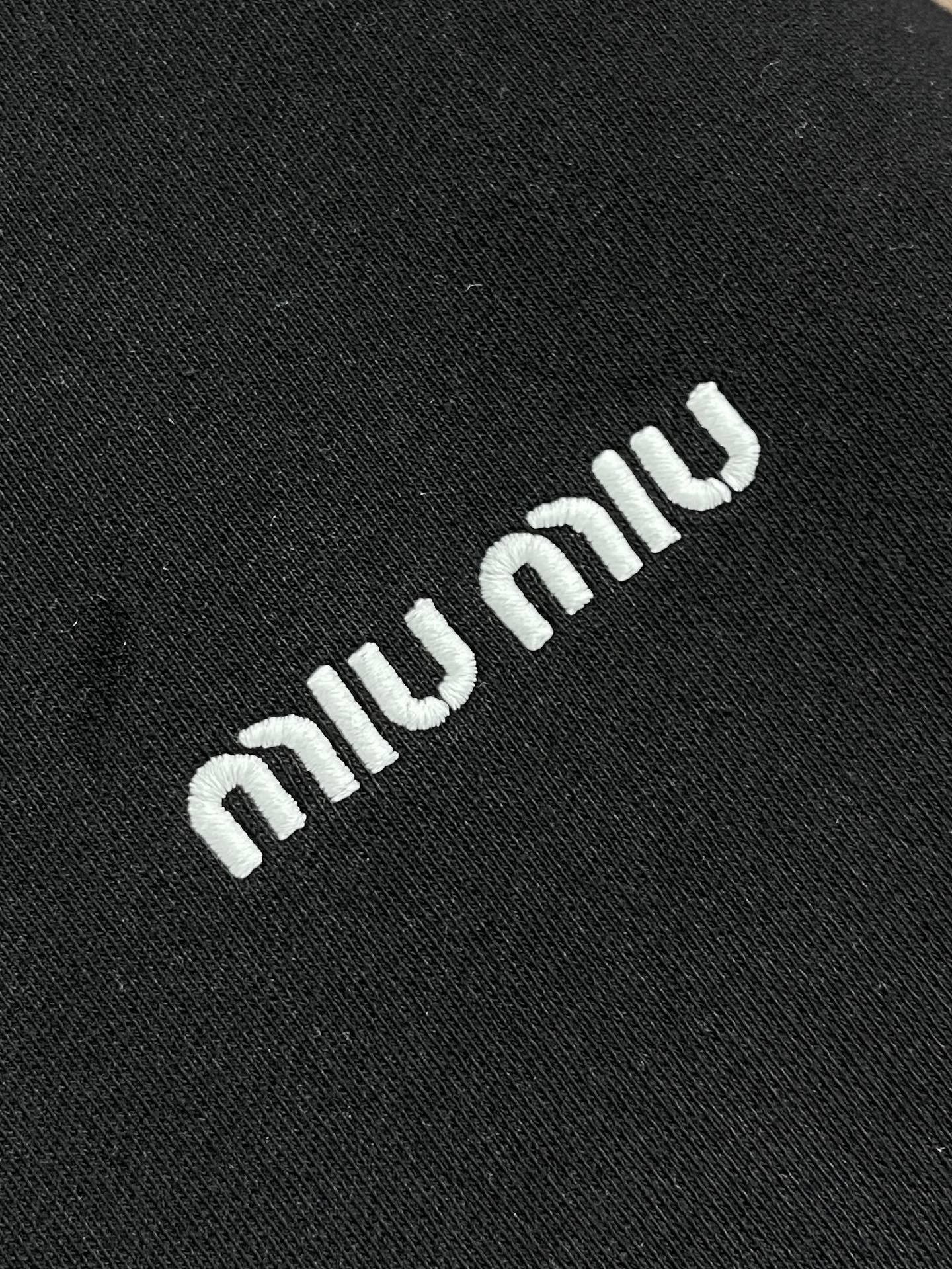 🛒🛒MiuMiu半拉链高领卫衣，纯棉鱼鳞抓绒底面料、刺绣徽标点缀、Oversize版型、长袖搭配罗纹针织