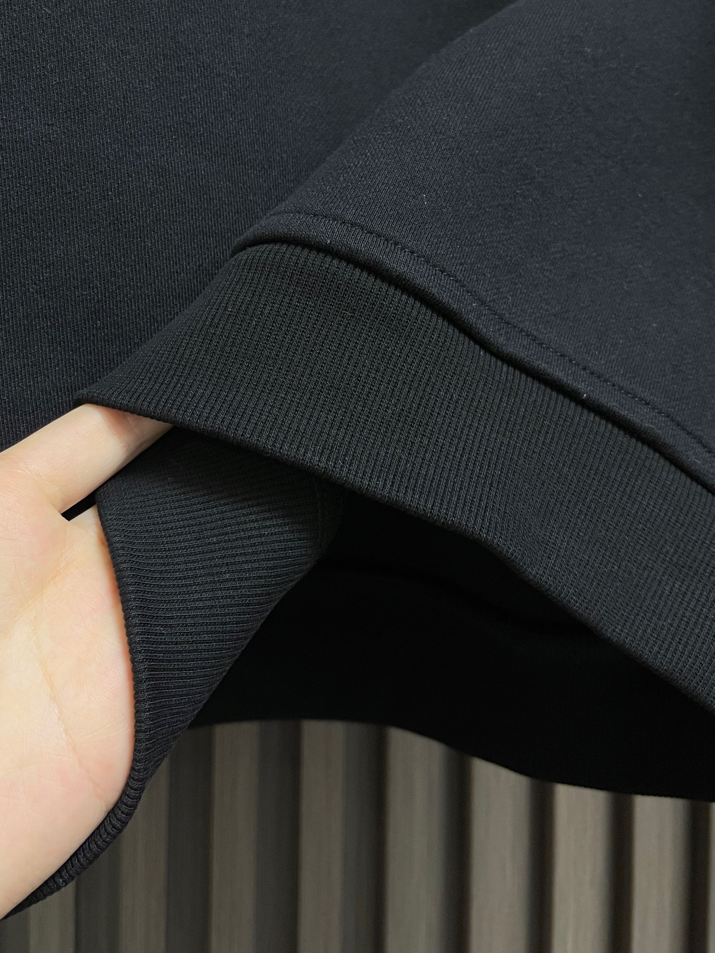 🛒🛒MiuMiu半拉链高领卫衣，纯棉鱼鳞抓绒底面料、刺绣徽标点缀、Oversize版型、长袖搭配罗纹针织