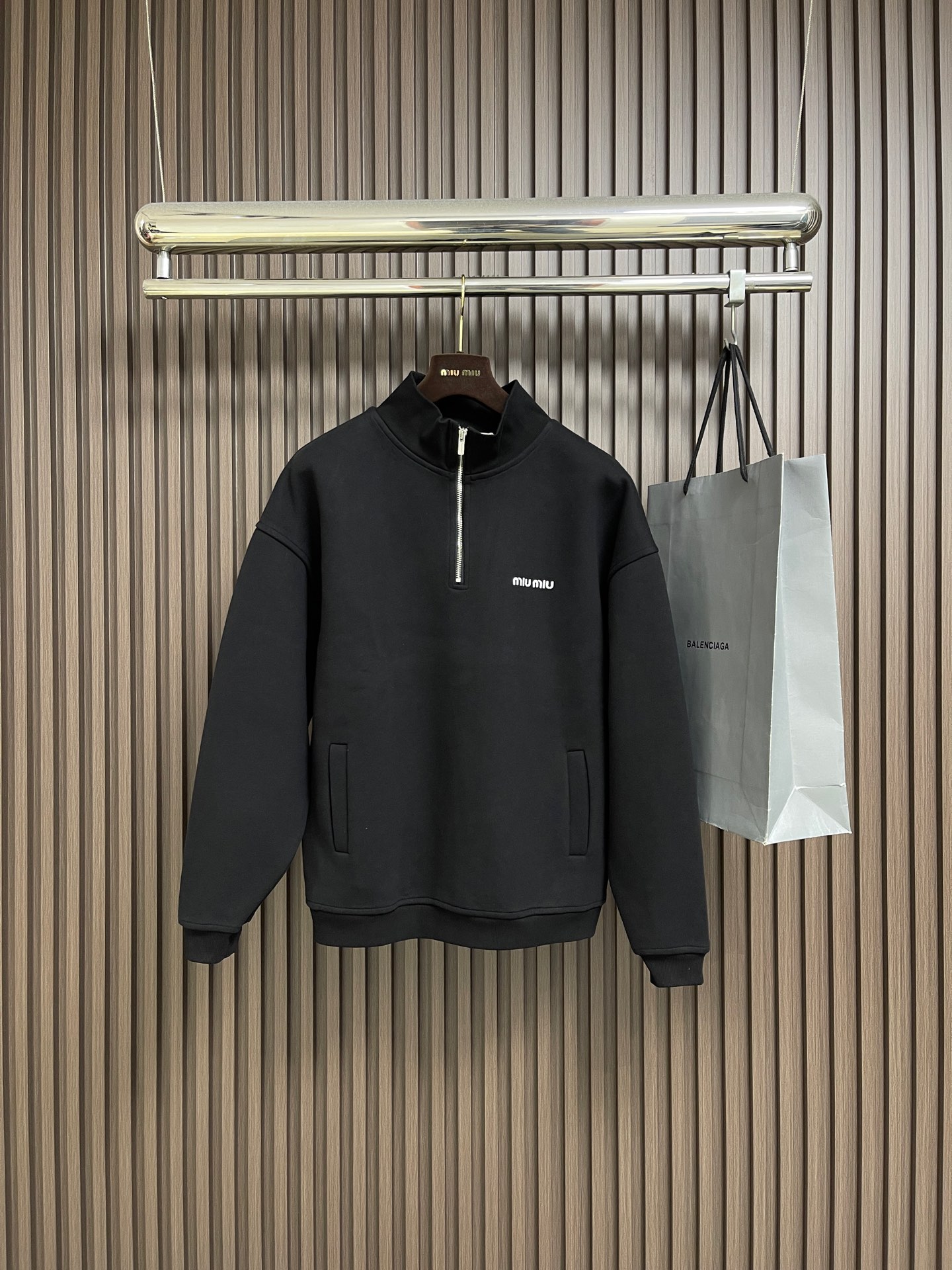 🛒🛒MiuMiu半拉链高领卫衣，纯棉鱼鳞抓绒底面料、刺绣徽标点缀、Oversize版型、长袖搭配罗纹针织