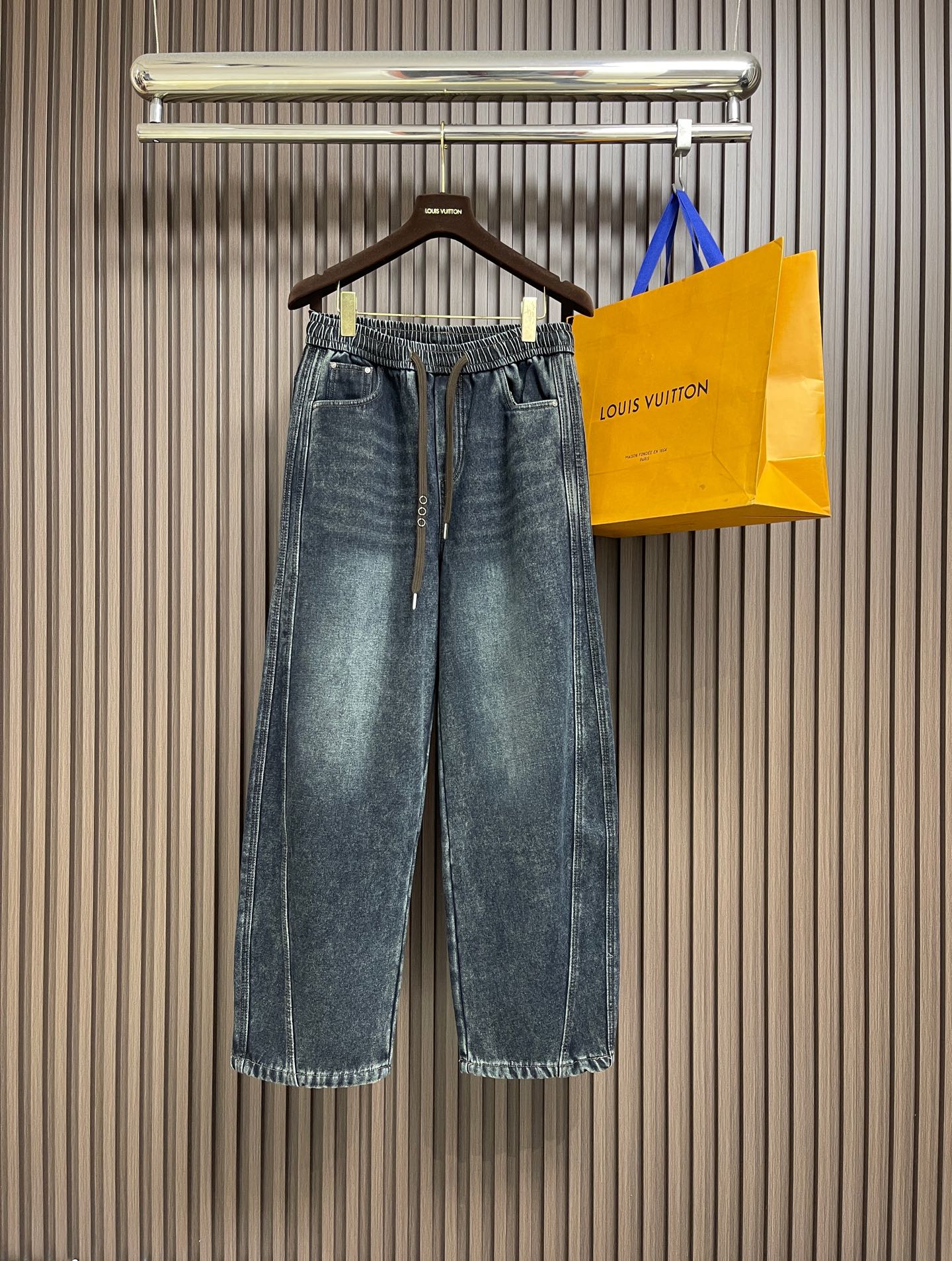 NO:690666,BV  Deep-washed ink blue plus velvet wide-leg jeans, based on deep ink blue, are polished to a natural mottled retro tone through a deep-wash process. The loose wide-leg shape hangs calmly, combined with a high-waist design and elastic drawstrings at the waist, which cleverly accommodates the body shape and leaves enough for a lazy breath for winter wear. The delicate brown velvet inside gently wraps the legs  , rich and soft to the touch, isolating the cold under the fabric, warm but not heavy. The drawstring at the waist is pierced with textured brown leather, and finished with silver metal rings and stud buckles, injecting a low-key sense of sophistication into practicality. The back pocket is decorated with classic silver rivets, and the stitching is neat and neat, continuing the brand's consistent delicate craftsmanship aesthetic. Size XS-L  XS code, waist circumference 70, leg circumference 64, trouser length 105, S code, waist circumference 74, leg circumference 66, trouser length 106, M code, waist circumference 78, leg circumference 68, trouser length 107, L code, waist circumference 82, leg circumference 70, trouser length 108,,bottega veneta,jeans,19860909BV 深度洗水墨蓝加绒阔腿牛仔裤,以深邃的墨蓝为基调,经深度洗水工艺打磨出自然斑驳的复古色调.宽松的阔腿版型从容垂坠,结合高腰设计与腰部松紧抽绳,巧妙包容身形,亦为冬日穿搭留足慵懒呼吸感.内里细腻棕色绒毛温柔包裹双腿,触感丰盈软糯,将寒意隔绝于面料之下,温暖却不显厚重.腰际抽绳以质感棕色皮质穿引,搭配银色金属圆环与钉扣收尾,在实用中注入低调的精致感.后袋点缀经典银色铆钉,缝线工整利落,延续品牌一贯的细腻工艺美学.尺码XS-L XS码 腰围70腿围64 裤长105  S码 腰围74腿围66 裤长106 M码 腰围78腿围68 裤长107  L码 腰围82腿围70 裤长108,,bottega veneta,jeans,,Men's clothing