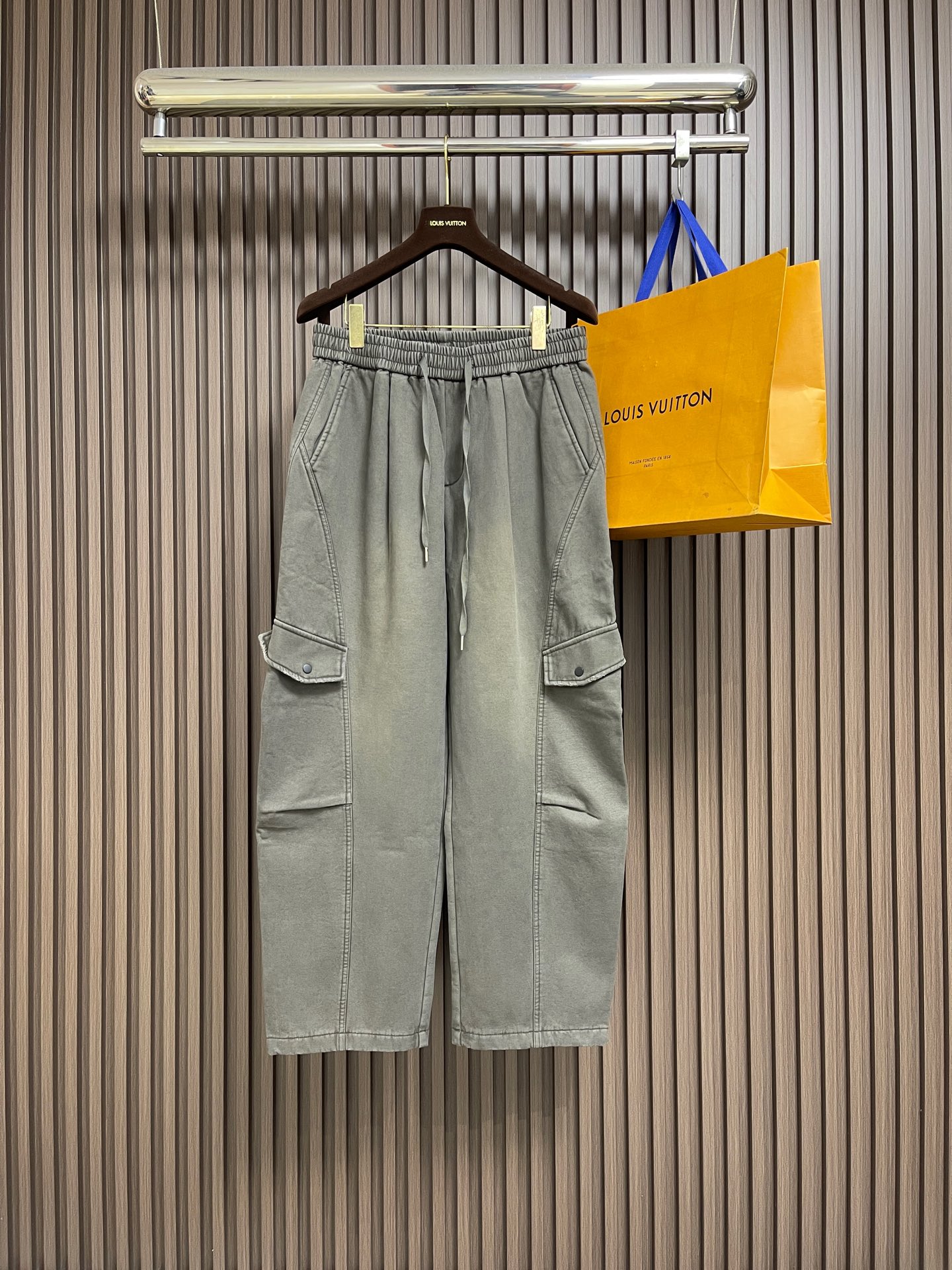 NO:690668,MM6 three-dimensional work pants and casual pants. BV brown coffee three-dimensional work pants with full autumn and winter atmosphere are here!  Selected high-quality cotton material, made with Italian craftsmanship, high-end texture and skin-friendly, warm and comfortable to wear in autumn and winter. The color is retro and versatile, easily adaptable to various styles. Three-dimensional work pocket design, whether it is paired with a simple sweater to create a casual style, or combined with a leather jacket for a cool look, it can hold it perfectly, a proper tool for autumn and winter wear ~ Size XS-L XS code Waist circumference 72 Leg circumference 68 Pants length 105 S  Waist 76 Legs 70 Pants length 106 Medium Waist 80 Legs 72 Pants length 107 L Waist 84 Legs 74 Pants length 108,,bottega veneta,masion margiela,hoodie,sweatshirts,leather jacket,19860909MM6 立体工装神裤休闲裤.秋冬氛围感拉满的BV棕咖立体工装神裤来啦！精选优质棉料,意大利匠心制作,质感高级又亲肤,秋冬穿着温暖又舒适.色调复古又百搭,轻松适配各种风格.立体工装口袋设计,无论是搭配简约卫衣打造休闲随性风,还是与皮衣组合出酷飒感,它都能完美hold住,妥妥的秋冬穿搭利器~ 尺码XS-L XS码 腰围72腿围68 裤长105  S码 腰围76腿围70 裤长106 M码 腰围80腿围72 裤长107  L码 腰围84腿围74 裤长108,,bottega veneta,masion margiela,hoodie,sweatshirts,leather jacket,,Men's clothing