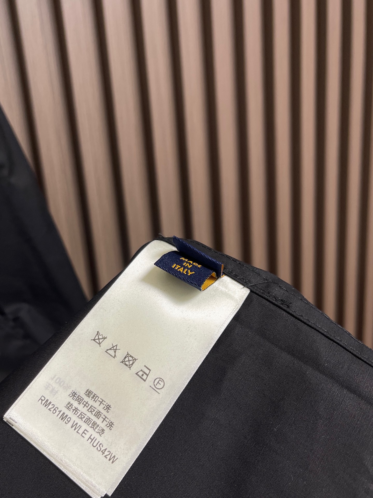 🛒🛒LV 2026ss早春 口袋压花长袖衬衫，本款衬衫取材顺滑棉质府绸，以隐藏式前襟烘托简洁风范，可为早