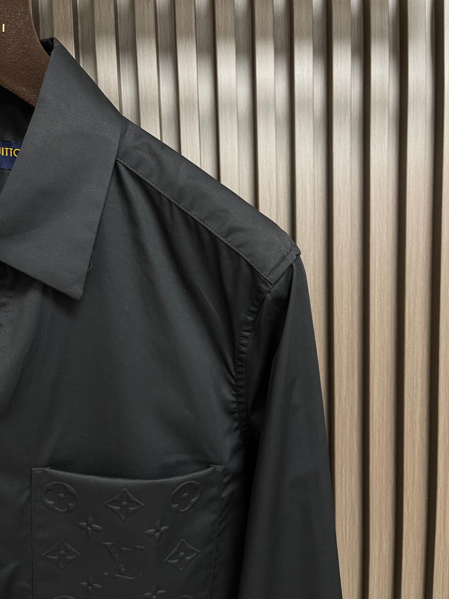 🛒🛒LV 2026ss早春 口袋压花长袖衬衫，本款衬衫取材顺滑棉质府绸，以隐藏式前襟烘托简洁风范，可为早