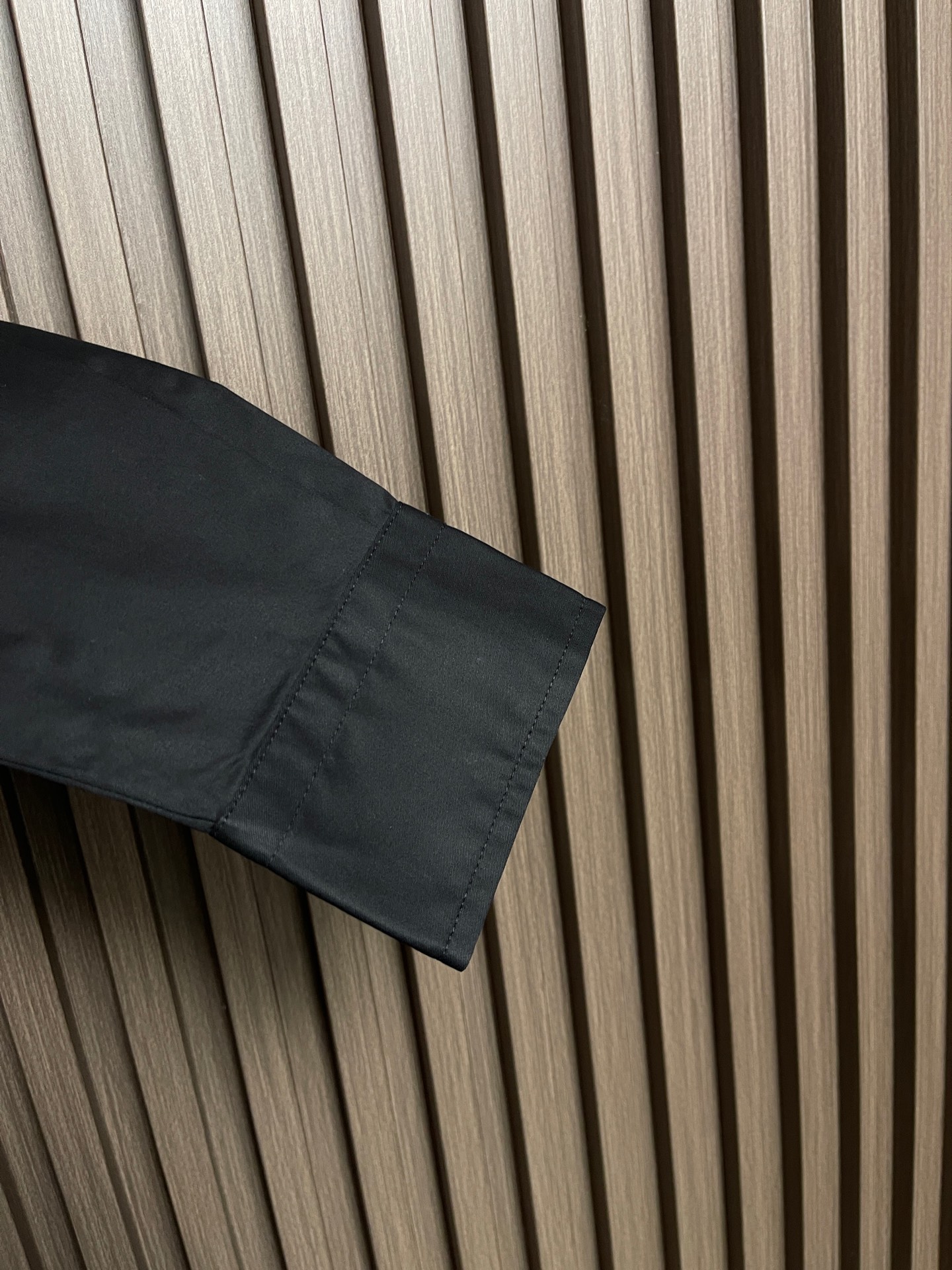 🛒🛒LV 2026ss早春 口袋压花长袖衬衫，本款衬衫取材顺滑棉质府绸，以隐藏式前襟烘托简洁风范，可为早